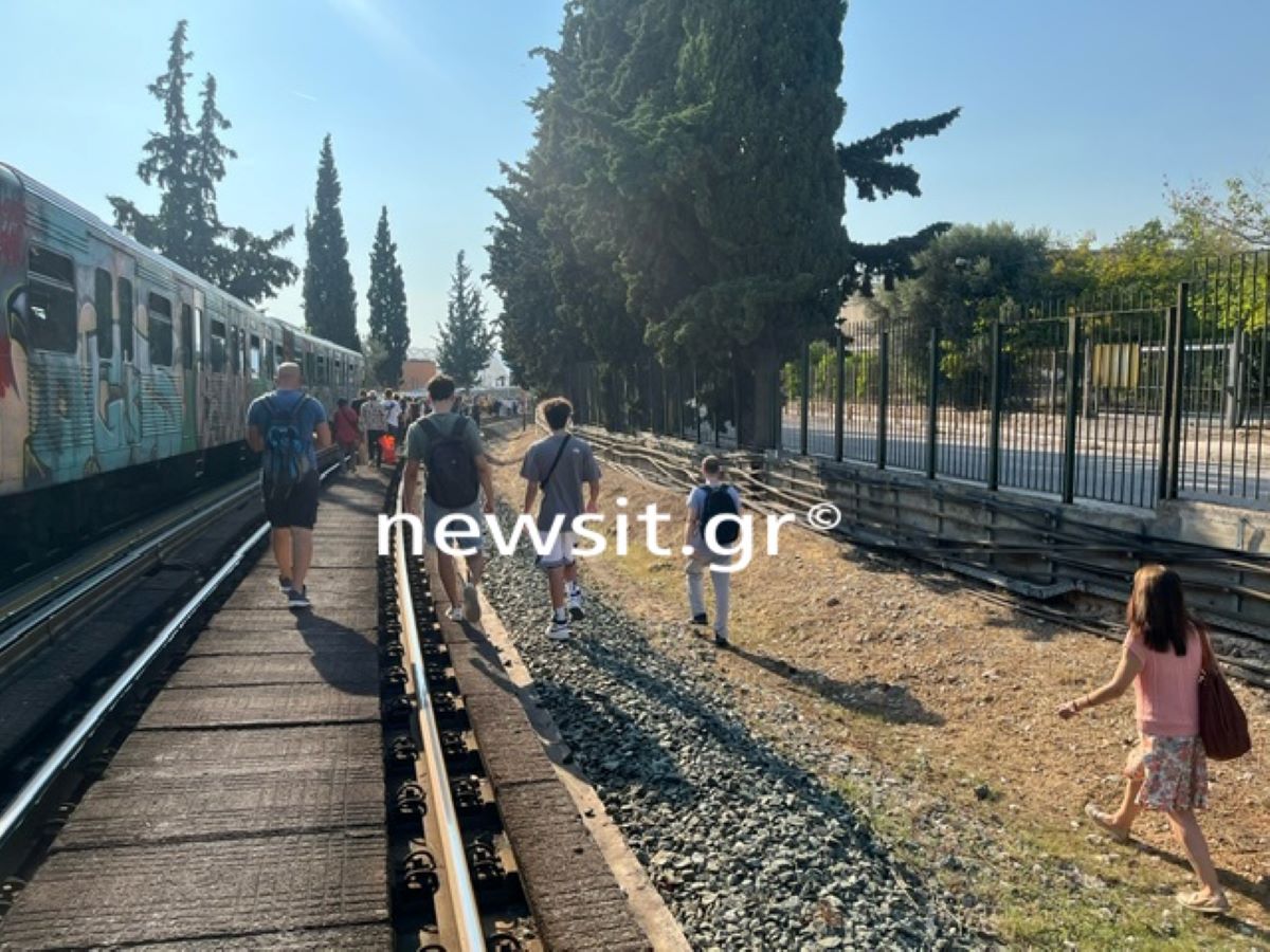 Φωτιά στις γραμμές του Ηλεκτρικού – Ο κόσμος κατέβηκε και πήγε με τα πόδια στο σταθμό «Ειρήνη» 3 Φωτιά στις γραμμές του Ηλεκτρικού – Ο κόσμος κατέβηκε και πήγε με τα πόδια στο σταθμό «Ειρήνη»