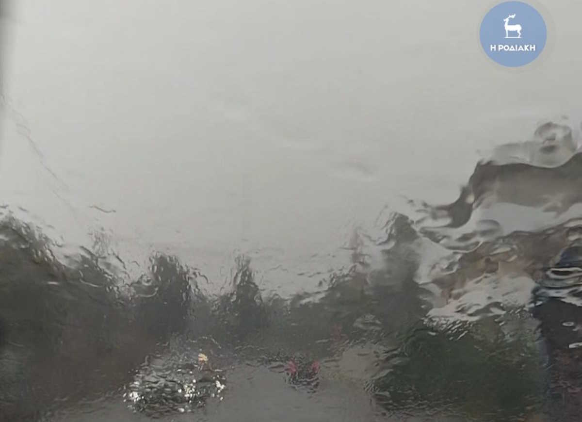 Ισχυρή νεροποντή στη Ρόδο - Φωτογραφίες και βίντεο από το πέρασμα της «Atena»