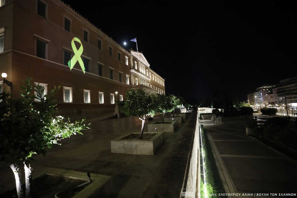 Η Βουλή φωταγωγήθηκε με τη «χρυσή κορδέλα» ενάντια στον καρκίνο σε παιδιά και εφήβους