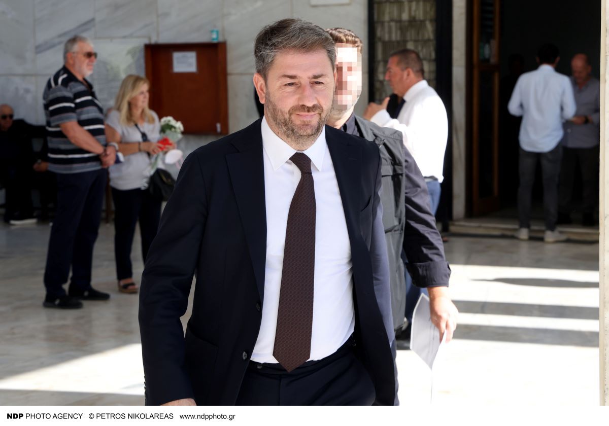 Κηδεία Γιάννη Μόρτζου: Τελευταίο «αντίο» στον σπουδαίο ηθοποιό – Υποβασταζόμενη η σύζυγός του, Γιούλη Ζήκου