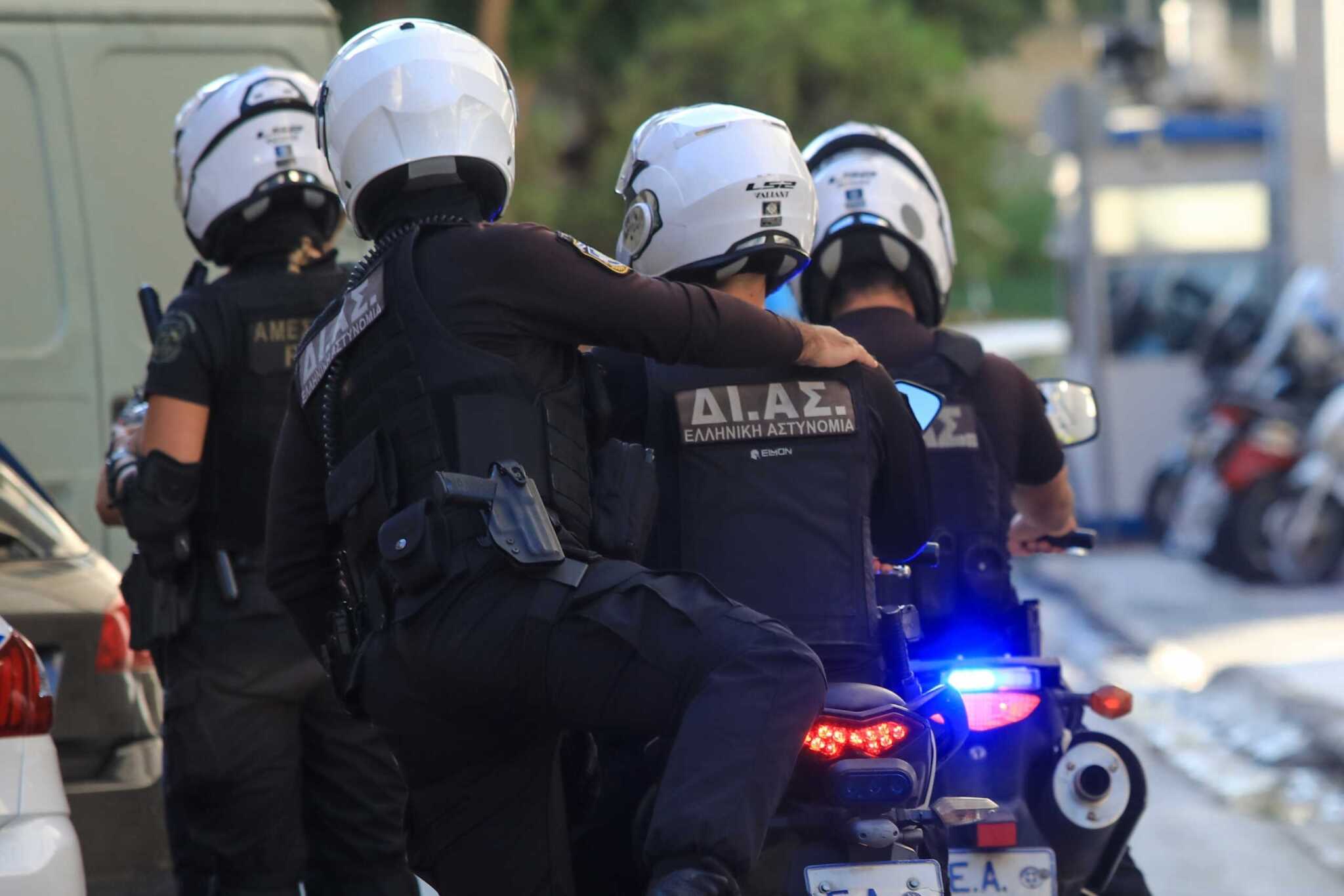 Συνελήφθησαν τέσσερα άτομα για πυροβολισμούς σε βάρος 25χρονου στην πλατεία Πέτρουλα στον Κολωνό