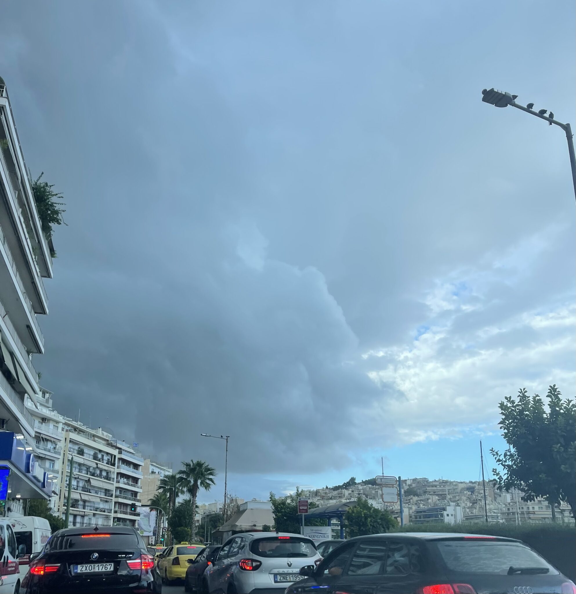 Μαύρισε ο ουρανός στον Πειραιά - Απόκοσμες εικόνες σε όλη την πόλη από την κακοκαιρία «Atena»