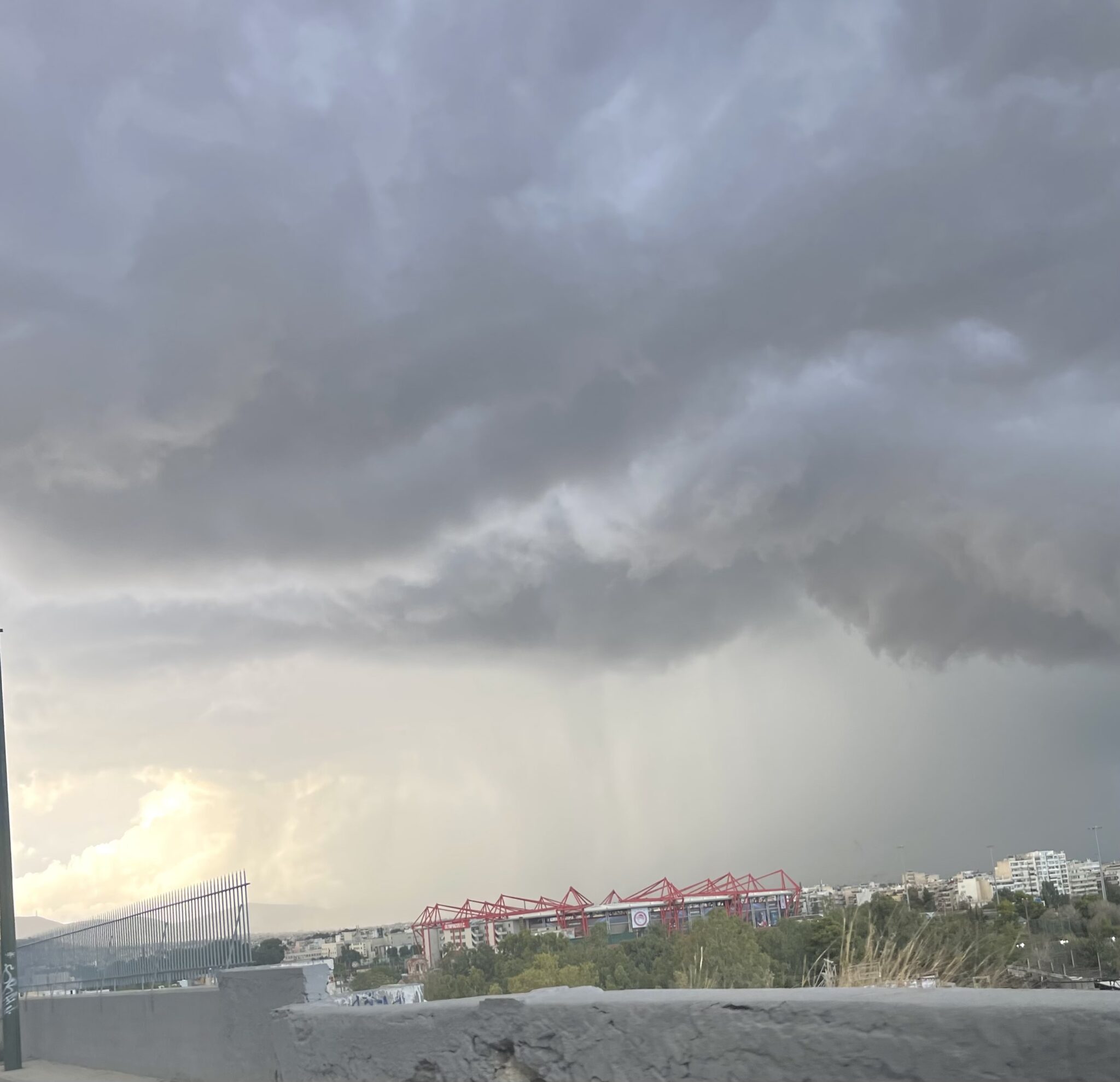 Μαύρισε ο ουρανός στον Πειραιά - Απόκοσμες εικόνες σε όλη την πόλη από την κακοκαιρία «Atena»