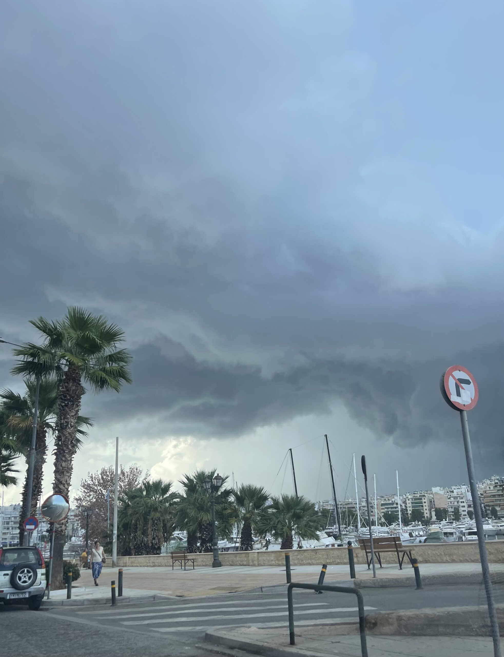 Μαύρισε ο ουρανός στον Πειραιά - Απόκοσμες εικόνες σε όλη την πόλη από την κακοκαιρία «Atena»