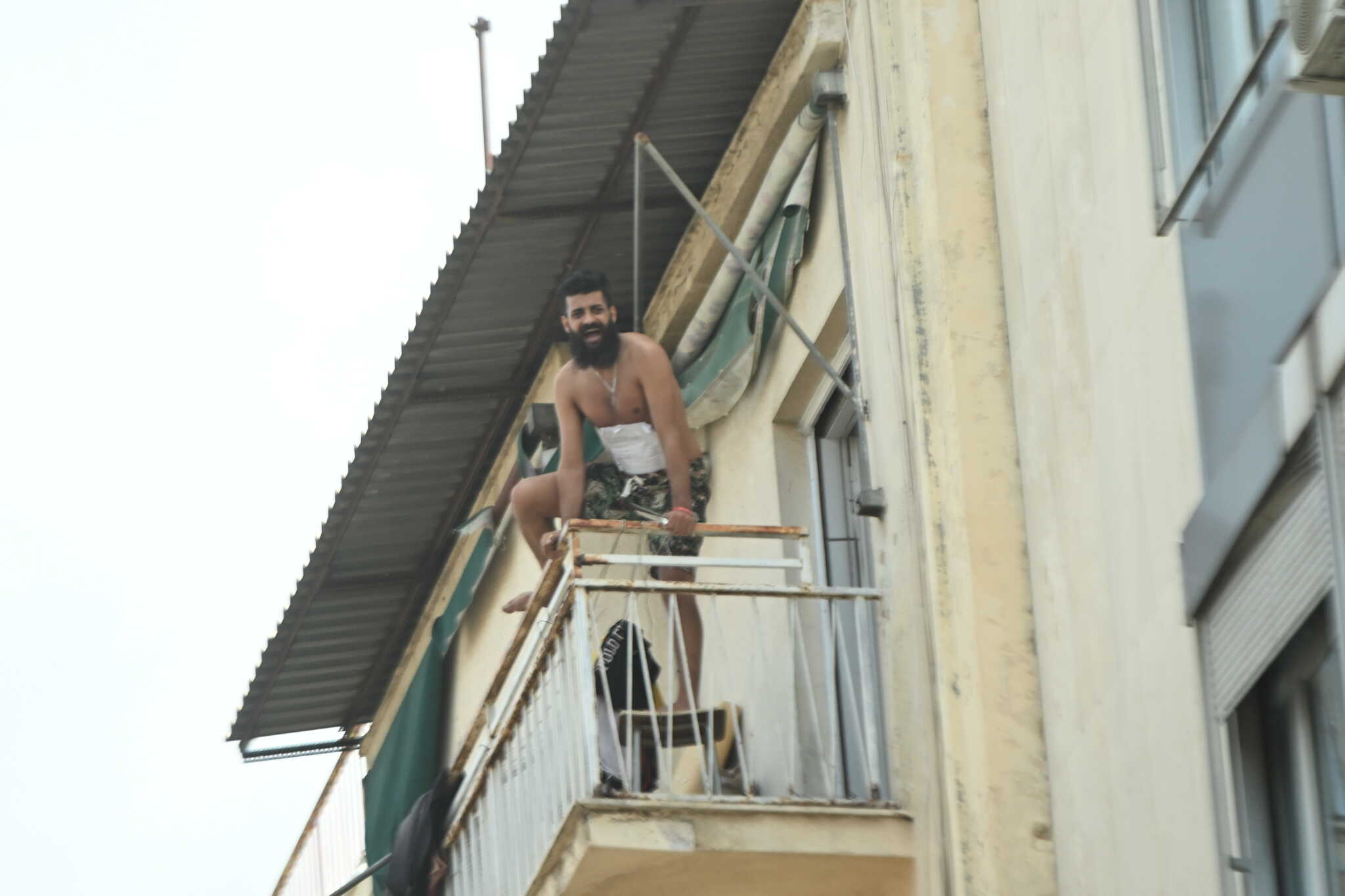 Υπό την επήρεια ουσιών ο άνδρας που απειλεί να ανατινάξει τετράγωνο στην Αχαρνών – Το είχε ξανακάνει λίγες μέρες πριν