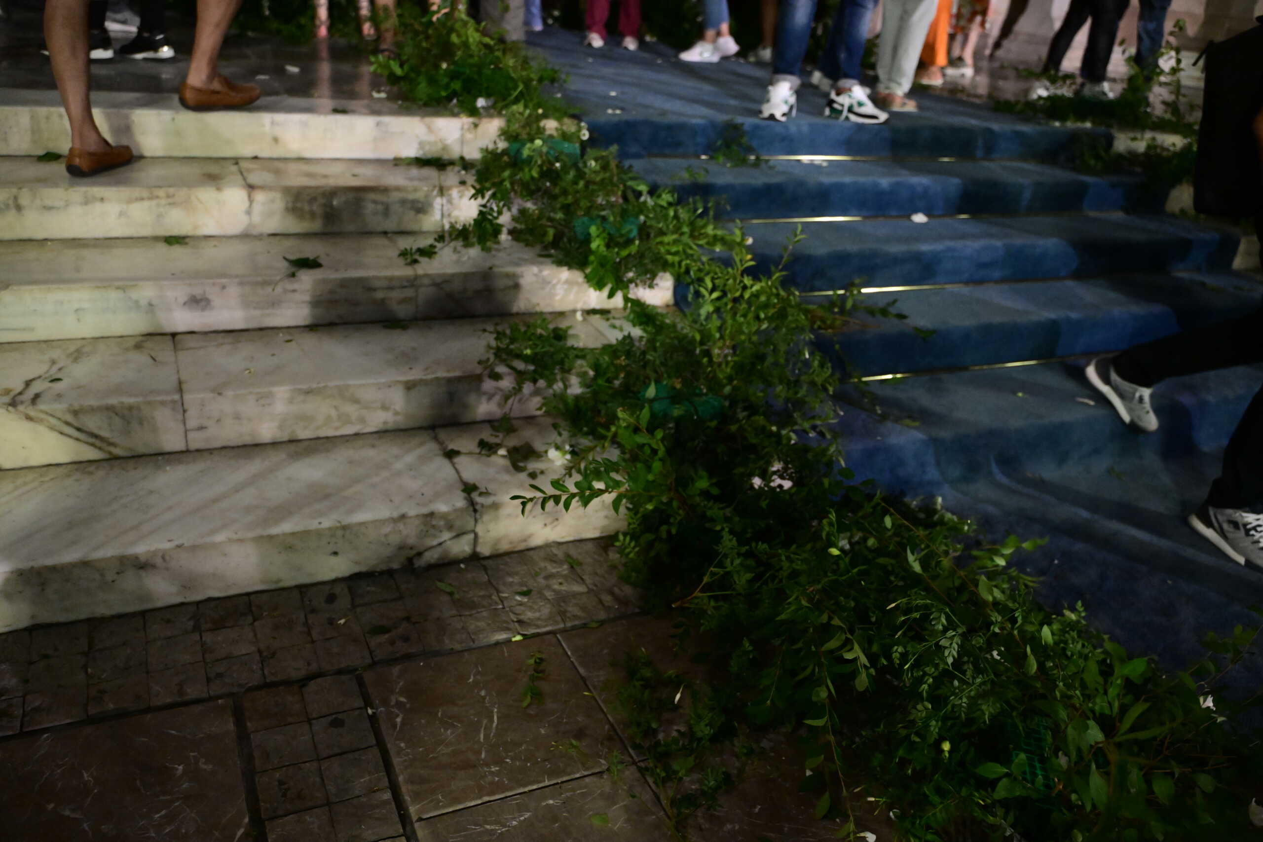 Γάμος Θεοδώρας – Μάθιου Κουμάρ: Ο κόσμος που περίμενε πήρε τα λουλούδια της νυφικής διακόσμησης