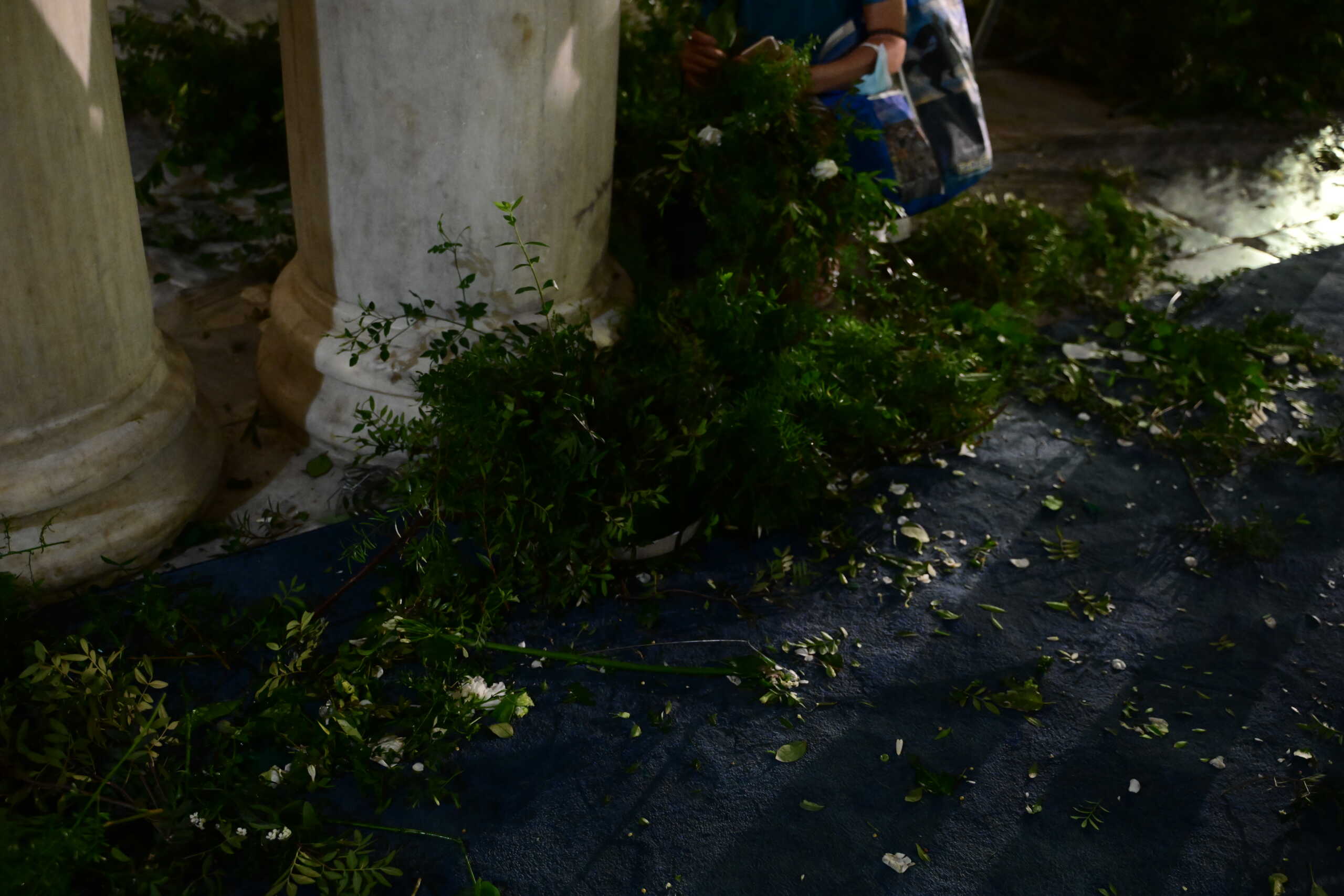Γάμος Θεοδώρας – Μάθιου Κουμάρ: Ο κόσμος που περίμενε πήρε τα λουλούδια της νυφικής διακόσμησης