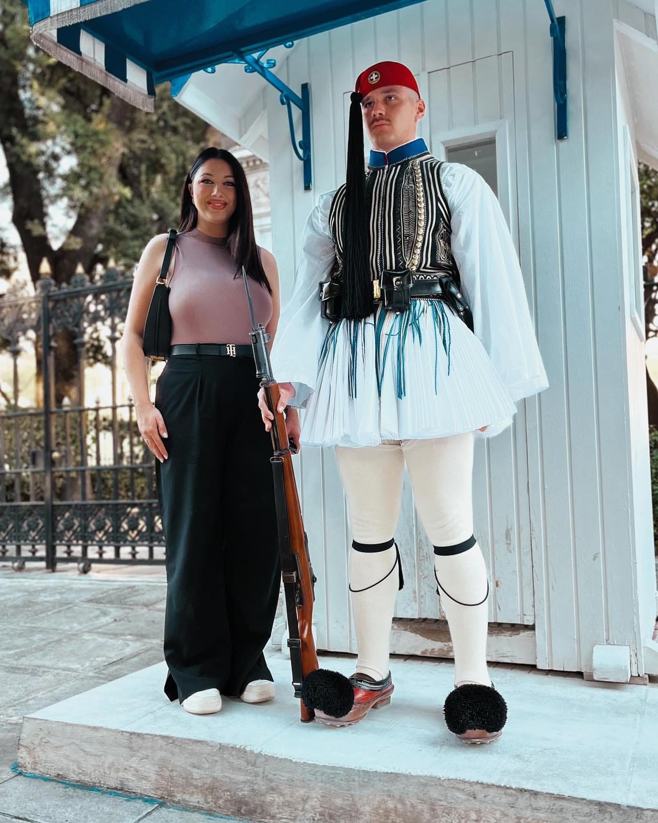 Το τσολιαδάκι που έγινε περήφανος εύζωνας - «Του τρύπησαν το πόδι τα τσαρούχια, αλλά άντεχε» αποκαλύπτει η μητέρα του Γιώργου Τσιούλου 12 Το τσολιαδάκι που έγινε περήφανος εύζωνας - «Του τρύπησαν το πόδι τα τσαρούχια, αλλά άντεχε» αποκαλύπτει η μητέρα του Γιώργου Τσιούλου