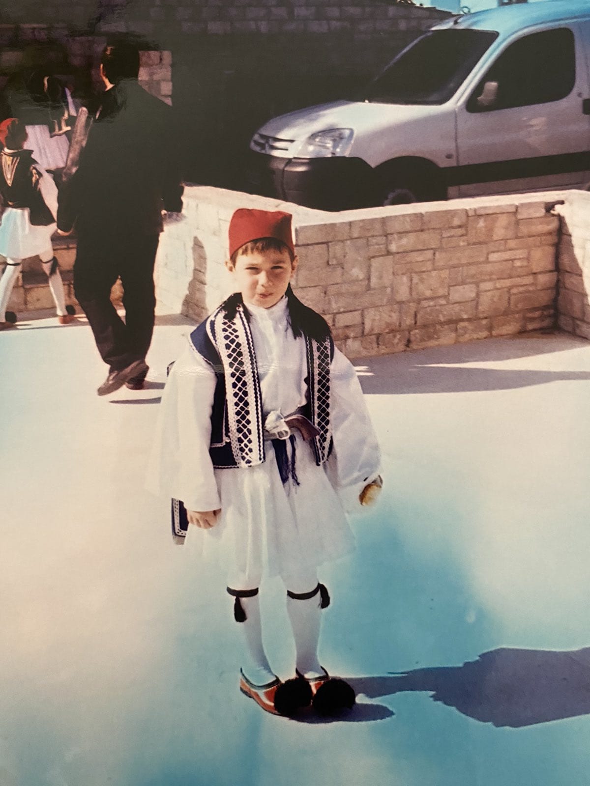 Το τσολιαδάκι που έγινε περήφανος εύζωνας - «Του τρύπησαν το πόδι τα τσαρούχια, αλλά άντεχε» αποκαλύπτει η μητέρα του Γιώργου Τσιούλου 9 Το τσολιαδάκι που έγινε περήφανος εύζωνας - «Του τρύπησαν το πόδι τα τσαρούχια, αλλά άντεχε» αποκαλύπτει η μητέρα του Γιώργου Τσιούλου