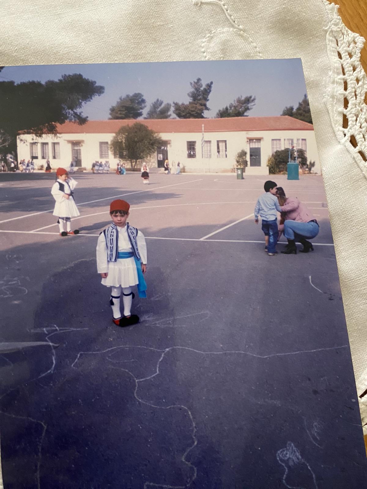 Το τσολιαδάκι που έγινε περήφανος εύζωνας - «Του τρύπησαν το πόδι τα τσαρούχια, αλλά άντεχε» αποκαλύπτει η μητέρα του Γιώργου Τσιούλου 10 Το τσολιαδάκι που έγινε περήφανος εύζωνας - «Του τρύπησαν το πόδι τα τσαρούχια, αλλά άντεχε» αποκαλύπτει η μητέρα του Γιώργου Τσιούλου