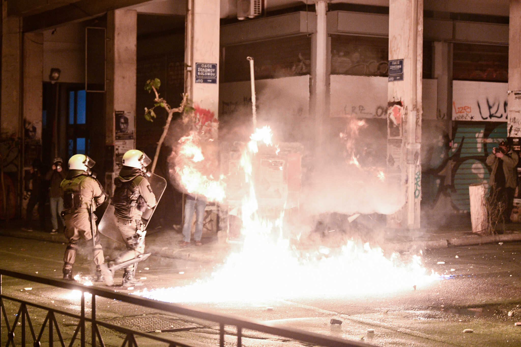 Πέταξαν μολότοφ σε διμοιρία των ΜΑΤ στα Εξάρχεια – Τραυματίστηκε ελαφρά αστυνομικός