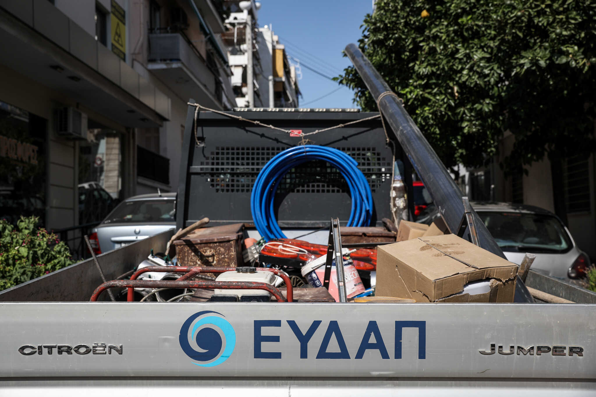 Καθίζηση σε δρόμο στα Σεπόλια λόγω σπασμένου αγωγού της ΕΥΔΑΠ 1 Καθίζηση σε δρόμο στα Σεπόλια λόγω σπασμένου αγωγού της ΕΥΔΑΠ
