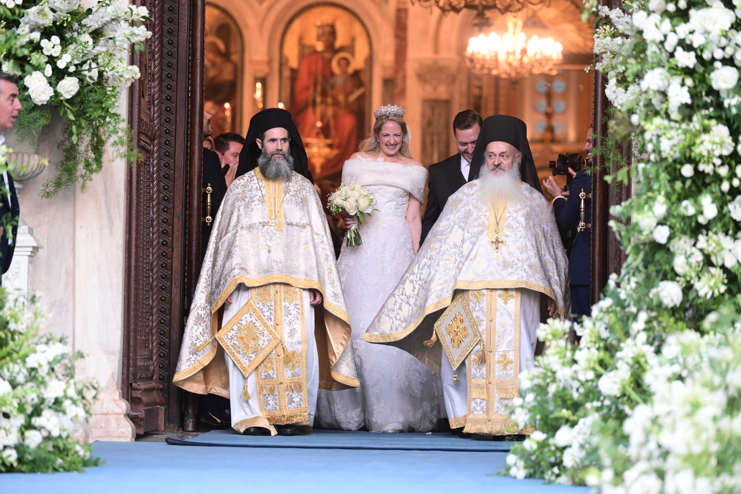 Θεοδώρα και Μάθιου Κουμάρ στο πρώτο τους φιλί έξω από την Μητρόπολη Αθηνών μετά τον γάμο
