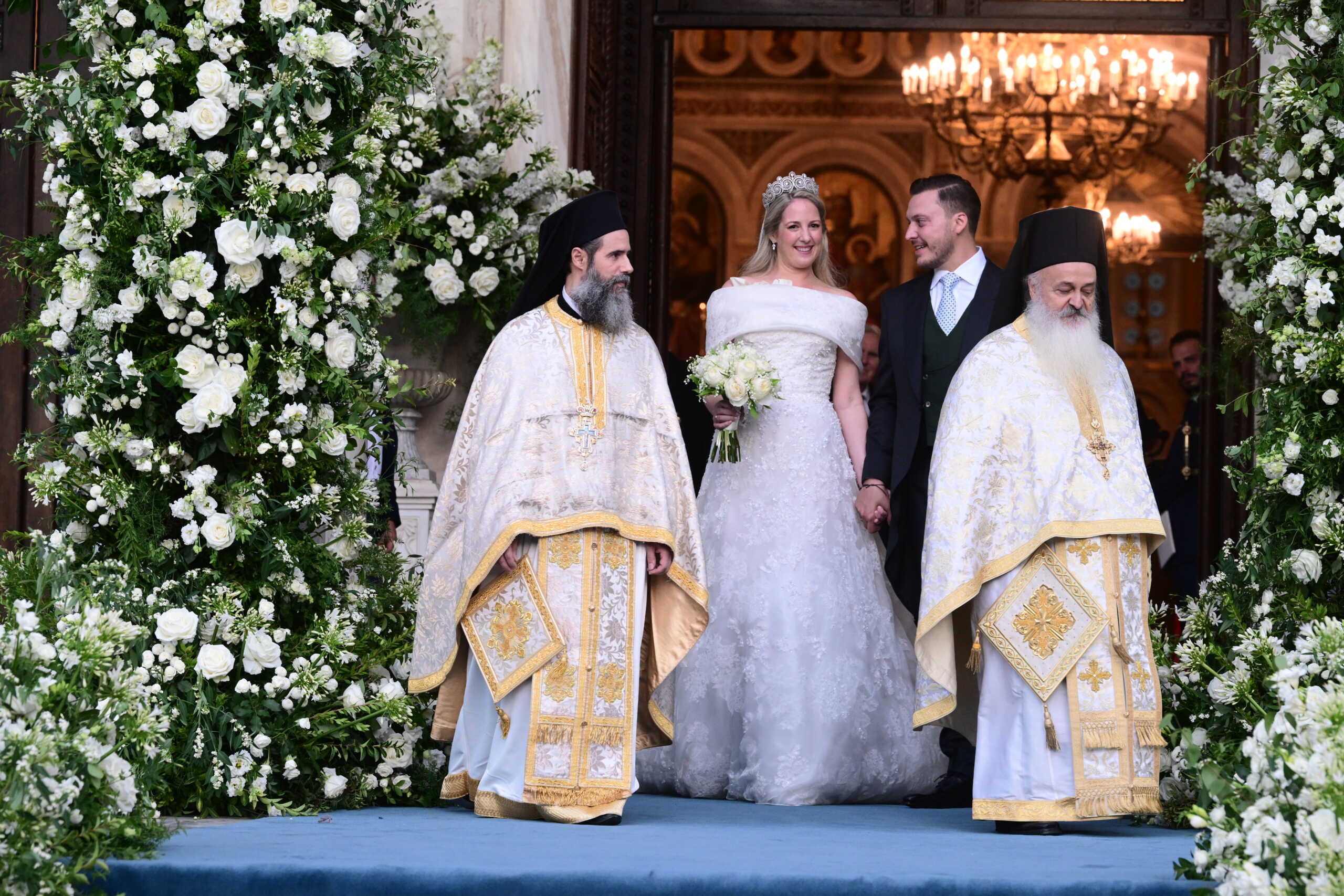 Θεοδώρα και Μάθιου Κουμάρ στο πρώτο τους φιλί έξω από την Μητρόπολη Αθηνών μετά τον γάμο