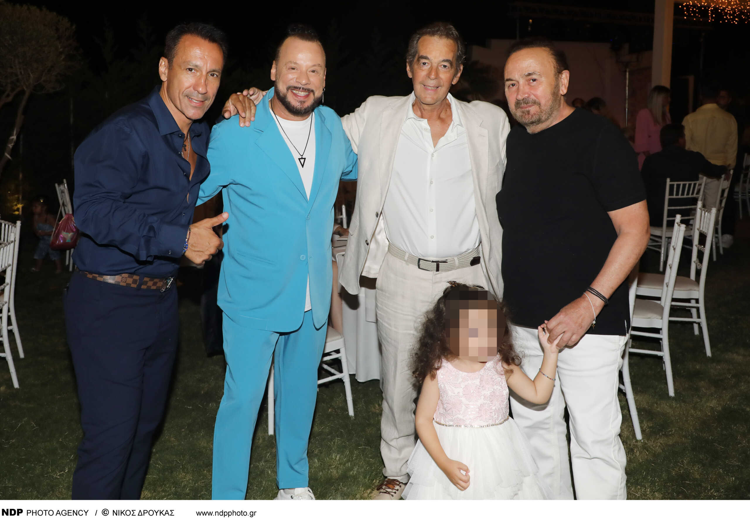 Σταμάτης Γονίδης: Η πρώτη δημόσια εμφάνιση μετά το ατύχημα – Στο πλευρό του η σύζυγος και η 4χρονη κόρη τους