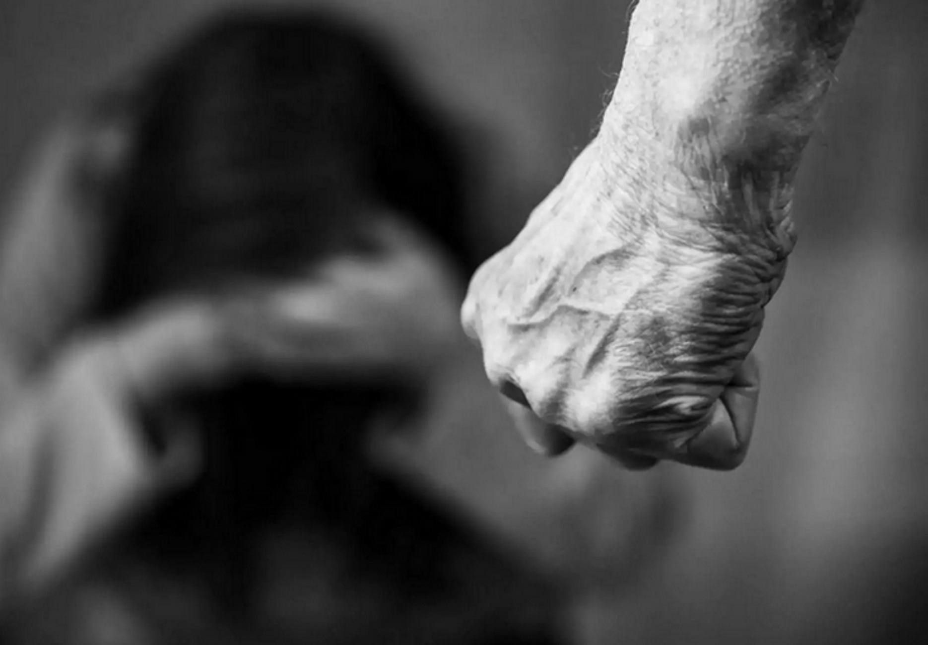 Γνωστή αρχιτέκτονας μήνυσε εικαστικό για βιασμό – Την άφησε έγκυο και την απειλούσε