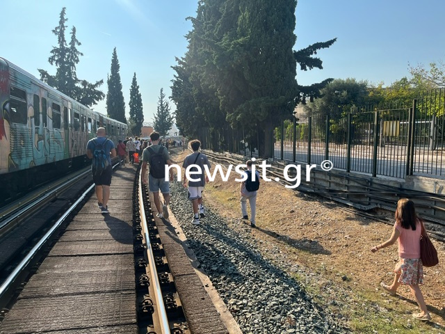 Αποκαταστάθηκε η κυκλοφορία στον ΗΣΑΠ μετά τη φωτιά στις γραμμές - «Ανοίξαμε μόνοι μας τις πόρτες» 5 Αποκαταστάθηκε η κυκλοφορία στον ΗΣΑΠ μετά τη φωτιά στις γραμμές - «Ανοίξαμε μόνοι μας τις πόρτες»