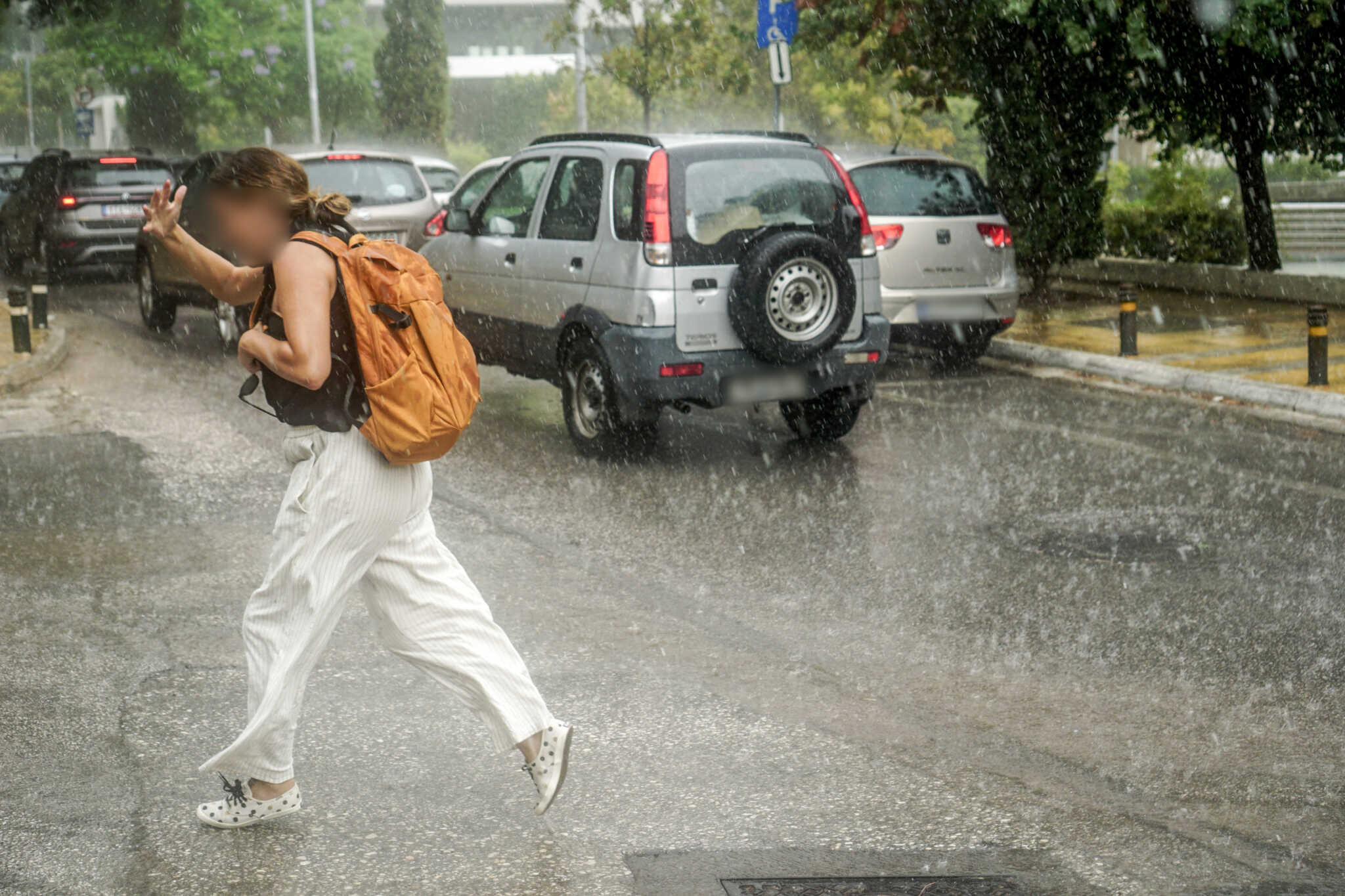 Πτώση της θερμοκρασίας και βροχές το Σάββατο – Που θα χρειαστούμε ομπρέλα