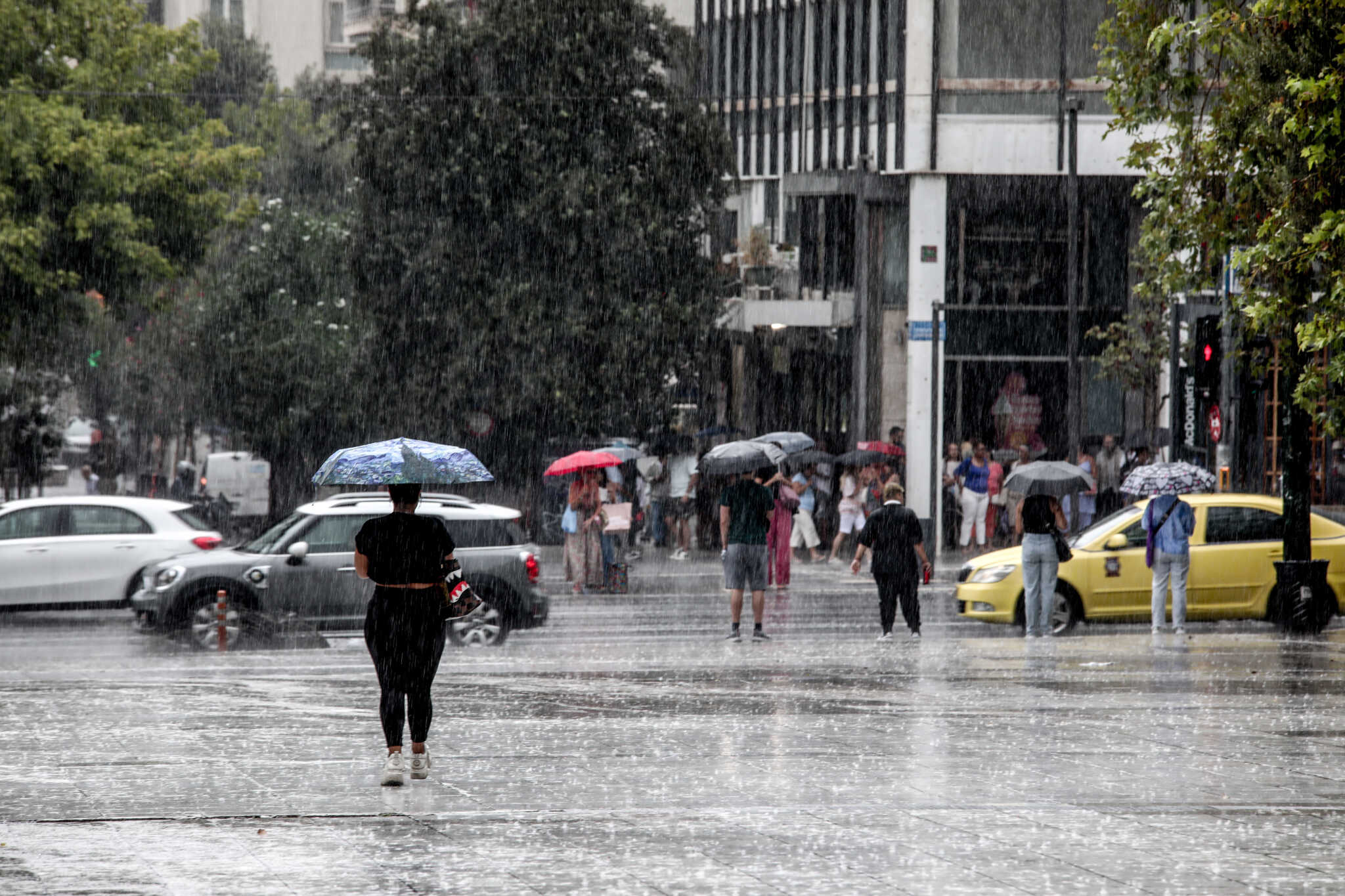 Ισχυρές βροχές το βράδυ της Δευτέρας – Σταθερά στους 32 βαθμούς ο υδράργυρος
