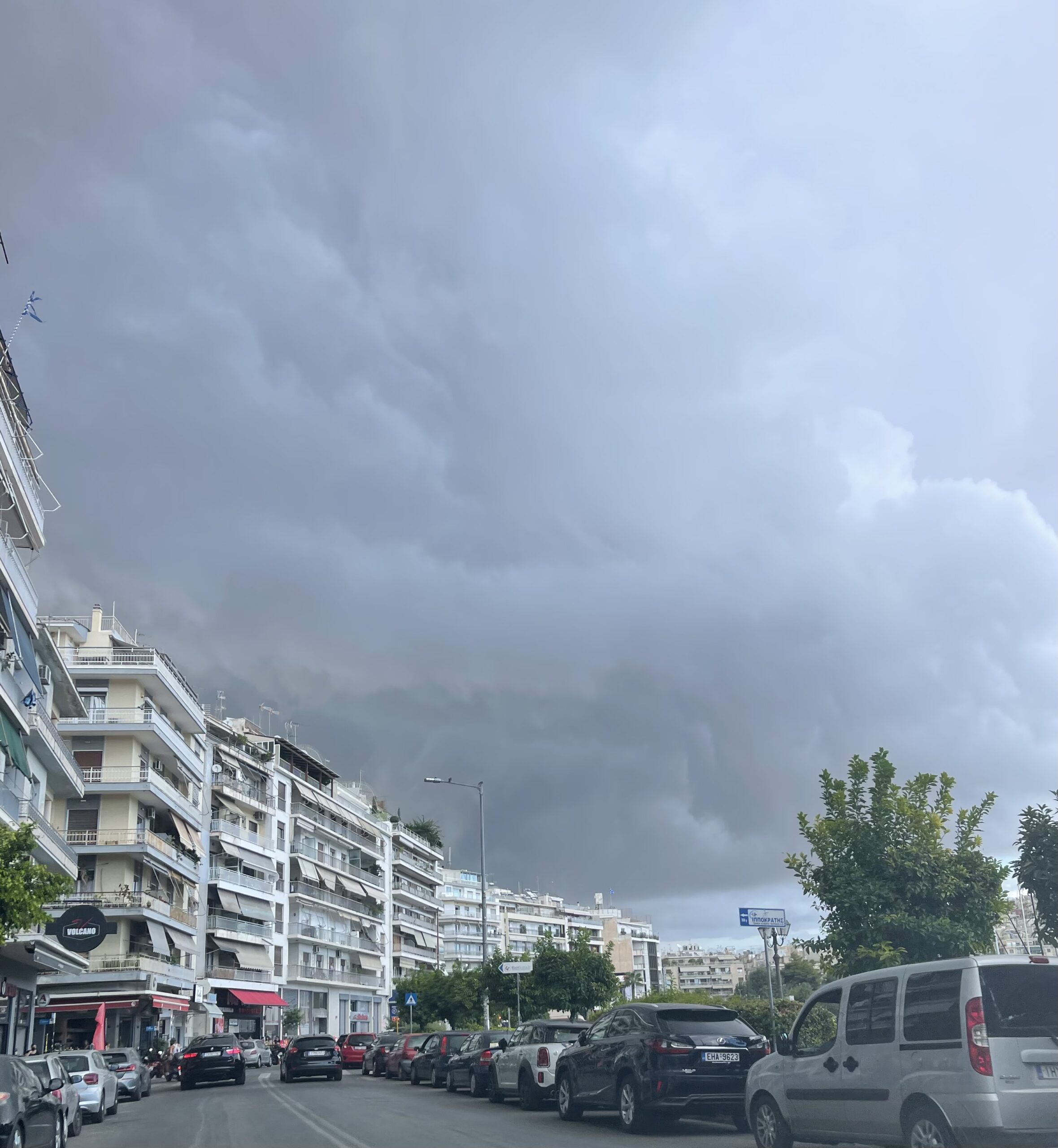 Μαύρισε ο ουρανός στον Πειραιά - Απόκοσμες εικόνες σε όλη την πόλη από την κακοκαιρία «Atena»