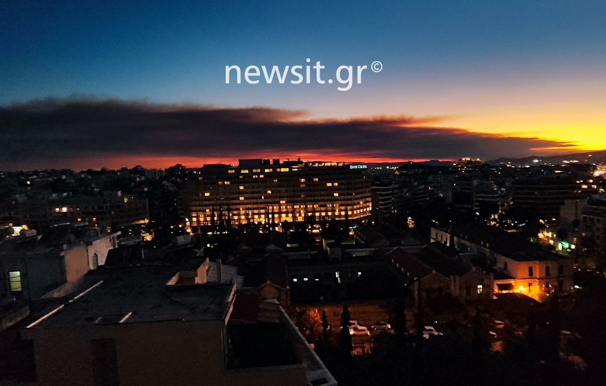 Ο καπνός από τη φωτιά στο Ξυλόκαστρο κάλυψε τον ουρανό της Αττικής 12 Ο καπνός από τη φωτιά στο Ξυλόκαστρο κάλυψε τον ουρανό της Αττικής