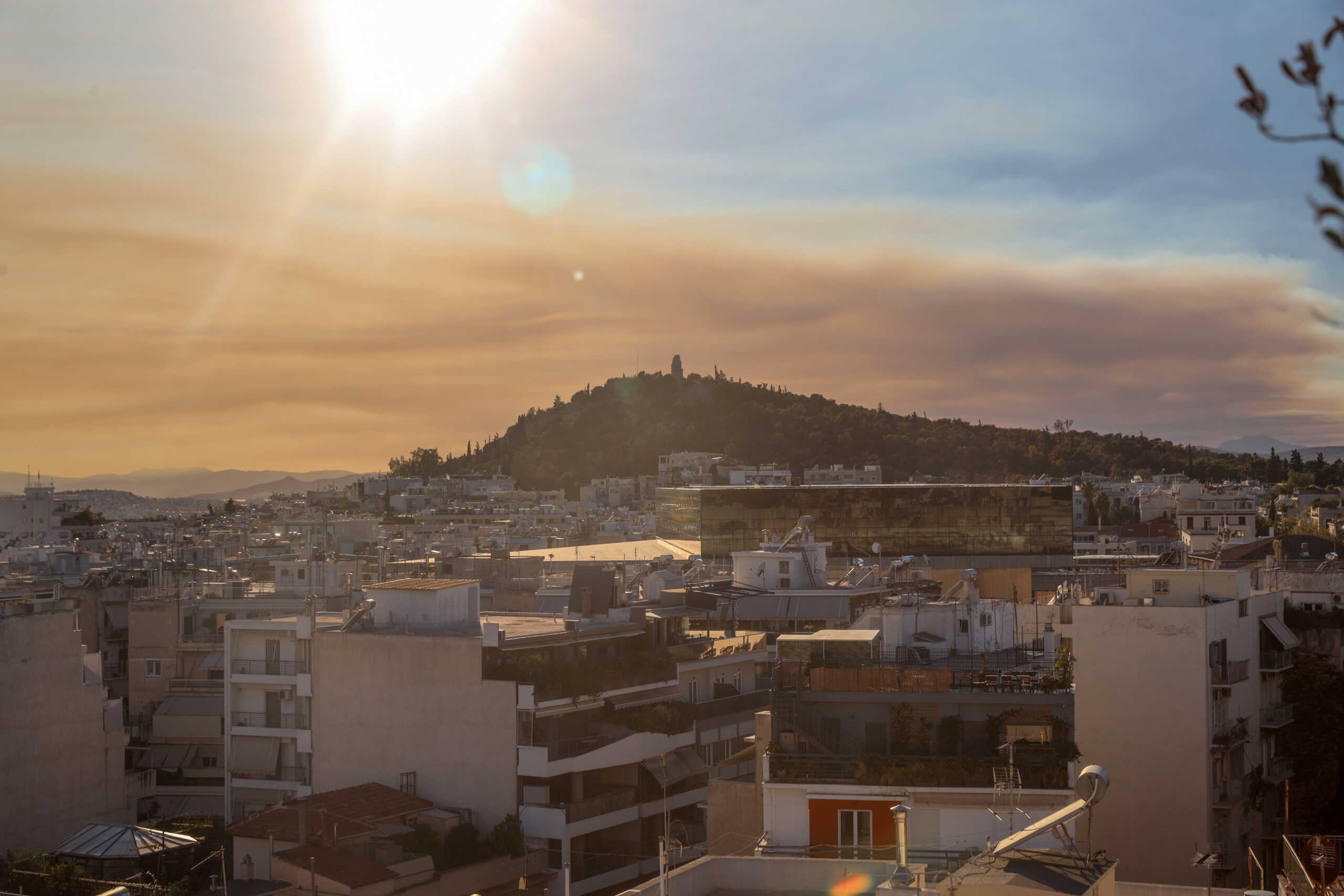 Ο καπνός από τη φωτιά στο Ξυλόκαστρο κάλυψε τον ουρανό της Αττικής 16 Ο καπνός από τη φωτιά στο Ξυλόκαστρο κάλυψε τον ουρανό της Αττικής