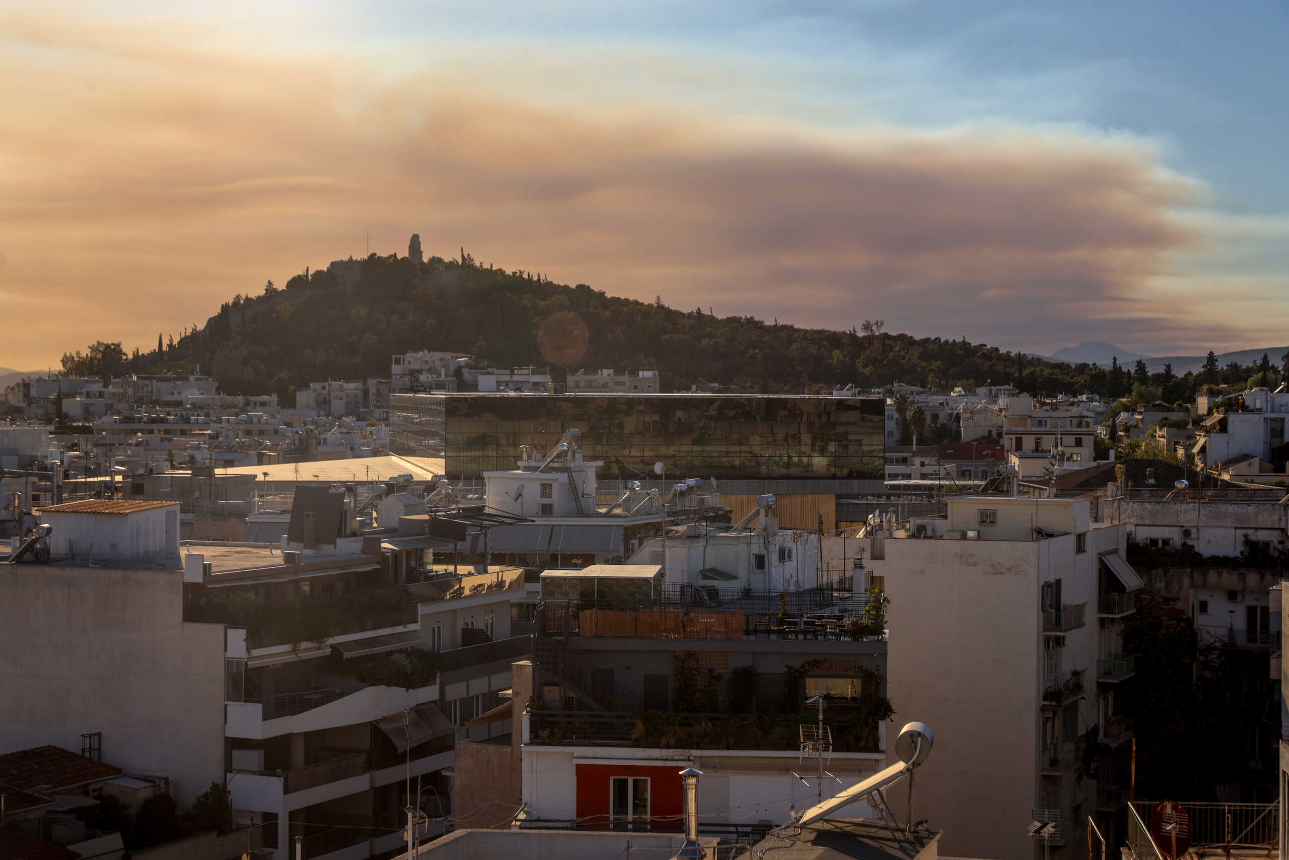 Ο καπνός από τη φωτιά στο Ξυλόκαστρο κάλυψε τον ουρανό της Αττικής 15 Ο καπνός από τη φωτιά στο Ξυλόκαστρο κάλυψε τον ουρανό της Αττικής