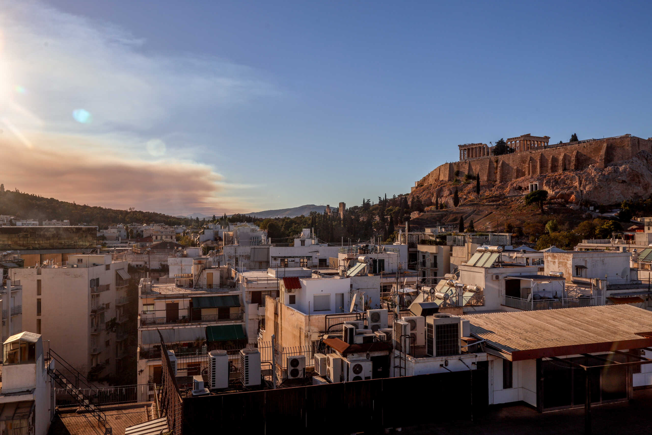 Ο καπνός από τη φωτιά στο Ξυλόκαστρο κάλυψε τον ουρανό της Αττικής 14 Ο καπνός από τη φωτιά στο Ξυλόκαστρο κάλυψε τον ουρανό της Αττικής