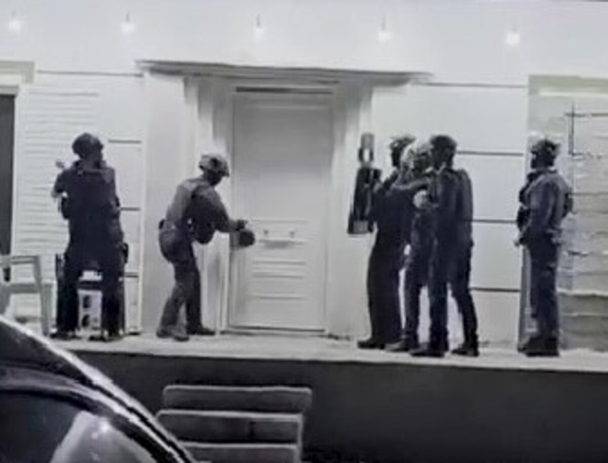 Βίντεο ντοκουμέντο από την έφοδο της αστυνομίας σε καταυλισμούς Ρομά: «Βγείτε έξω με τα χέρια ψηλά» 4 Βίντεο ντοκουμέντο από την έφοδο της αστυνομίας σε καταυλισμούς Ρομά: «Βγείτε έξω με τα χέρια ψηλά»