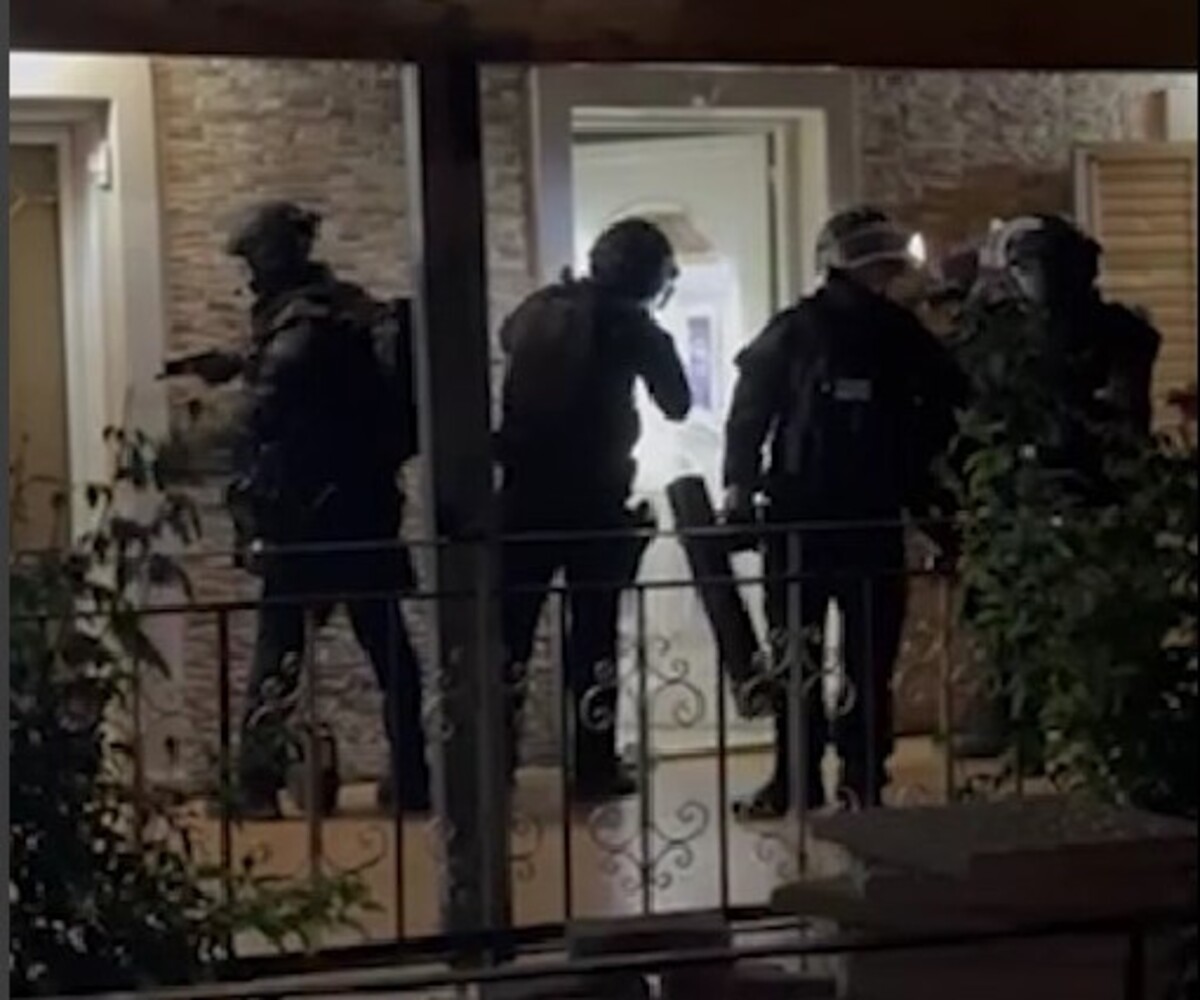 Βίντεο ντοκουμέντο από την έφοδο της αστυνομίας σε καταυλισμούς Ρομά: «Βγείτε έξω με τα χέρια ψηλά» 5 Βίντεο ντοκουμέντο από την έφοδο της αστυνομίας σε καταυλισμούς Ρομά: «Βγείτε έξω με τα χέρια ψηλά»