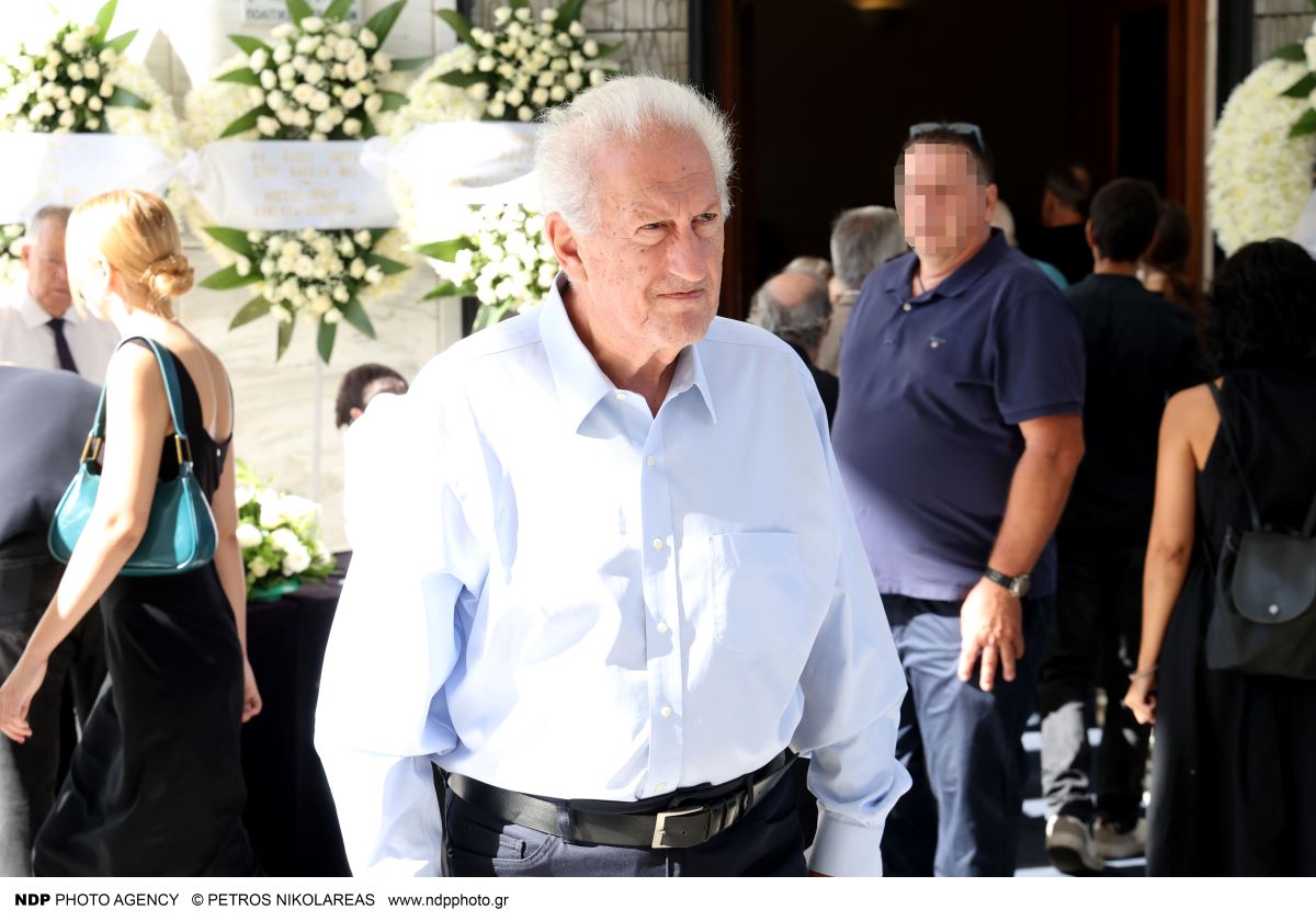 Κηδεία Γιάννη Μόρτζου: Τελευταίο «αντίο» στον σπουδαίο ηθοποιό – Υποβασταζόμενη η σύζυγός του, Γιούλη Ζήκου
