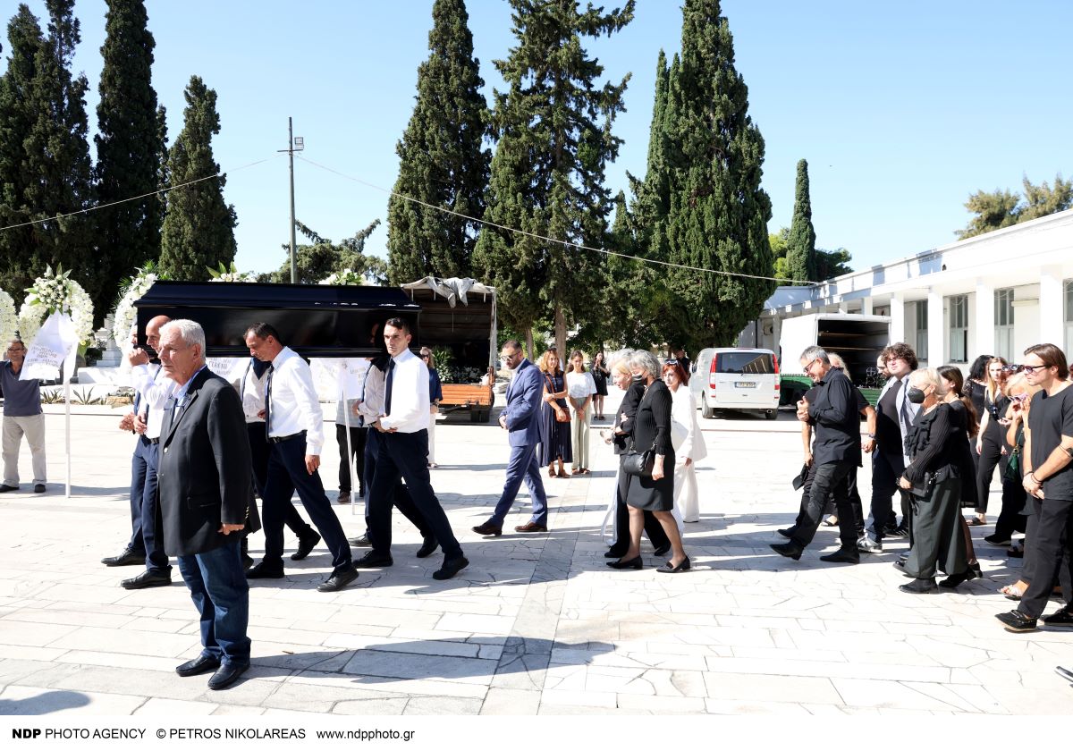 Κηδεία Γιάννη Μόρτζου: Τελευταίο «αντίο» στον σπουδαίο ηθοποιό – Υποβασταζόμενη η σύζυγός του, Γιούλη Ζήκου