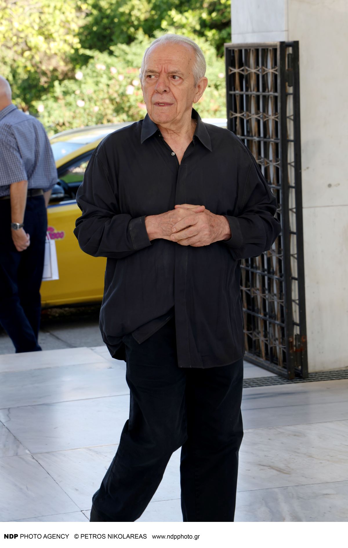 Κηδεία Γιάννη Μόρτζου: Τελευταίο «αντίο» στον σπουδαίο ηθοποιό – Υποβασταζόμενη η σύζυγός του, Γιούλη Ζήκου