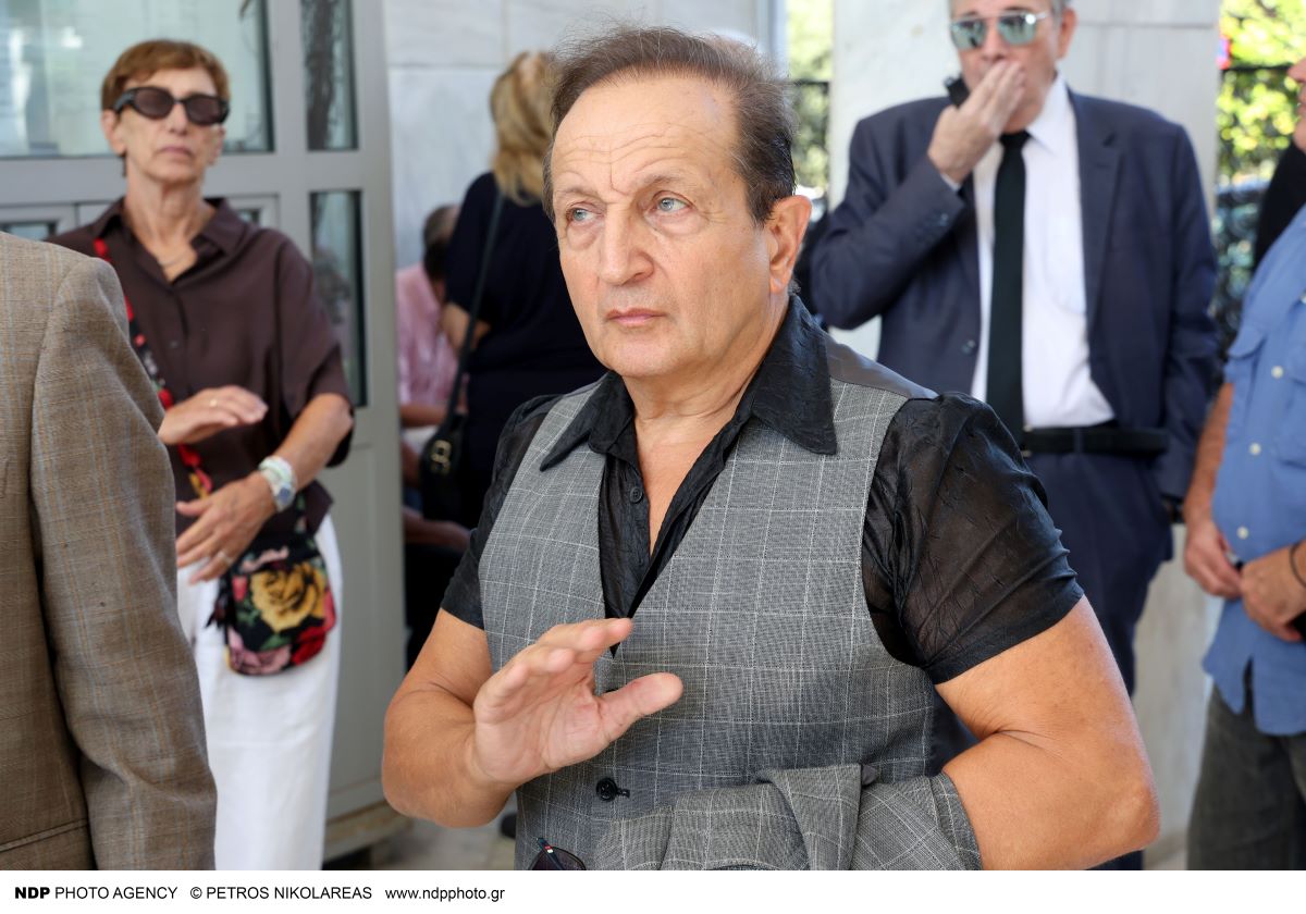 Κηδεία Γιάννη Μόρτζου: Τελευταίο «αντίο» στον σπουδαίο ηθοποιό – Υποβασταζόμενη η σύζυγός του, Γιούλη Ζήκου