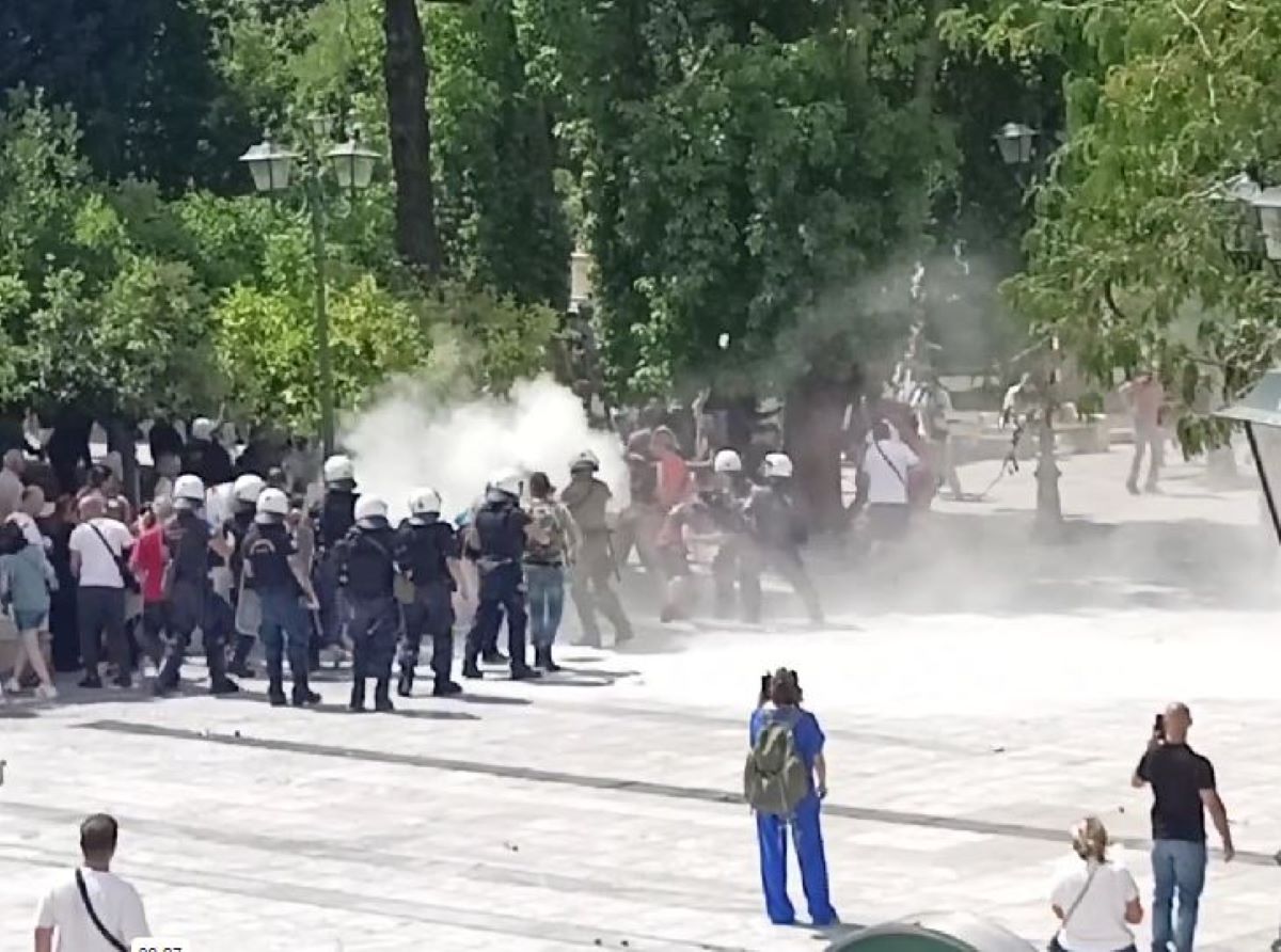 Επεισόδια με 33 προσαγωγές στο Σύνταγμα – 250 άτομα πραγματοποίησαν συγκέντρωση παρά την απαγόρευση