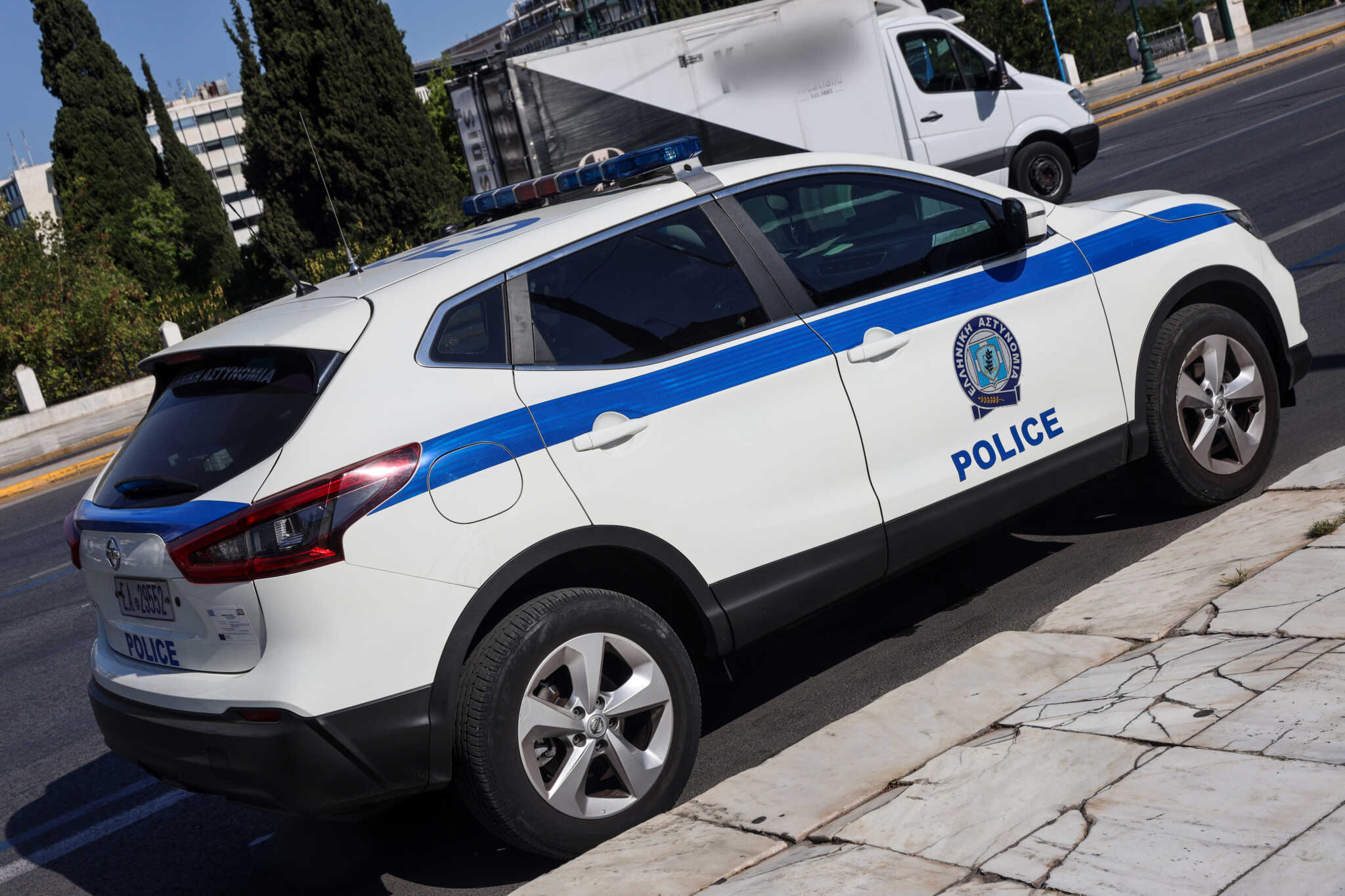Χλιδάτη ζωή, ταξίδια και πανάκριβα αυτοκίνητα – Στο εδώλιο 51 κατηγορούμενοι για απάτες με λεία σχεδόν 2 εκατ. ευρώ