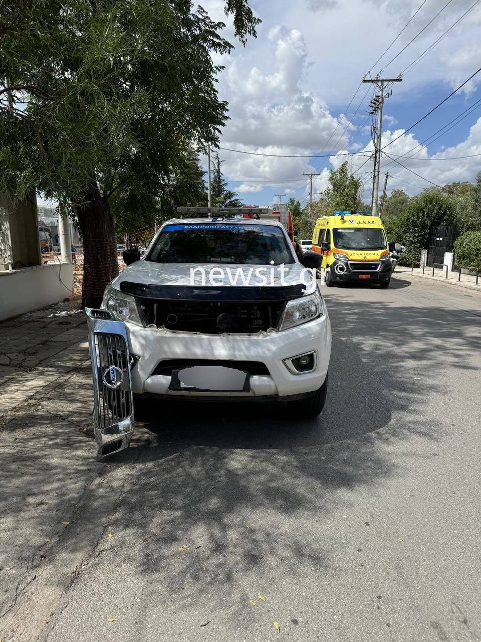 Επεισοδιακή καταδίωξη Ρομά που «κάρφωσε» κλεμμένο αυτοκίνητο σε αυλή σπιτιού στην Κηφισιά – Ένας τραυματίας