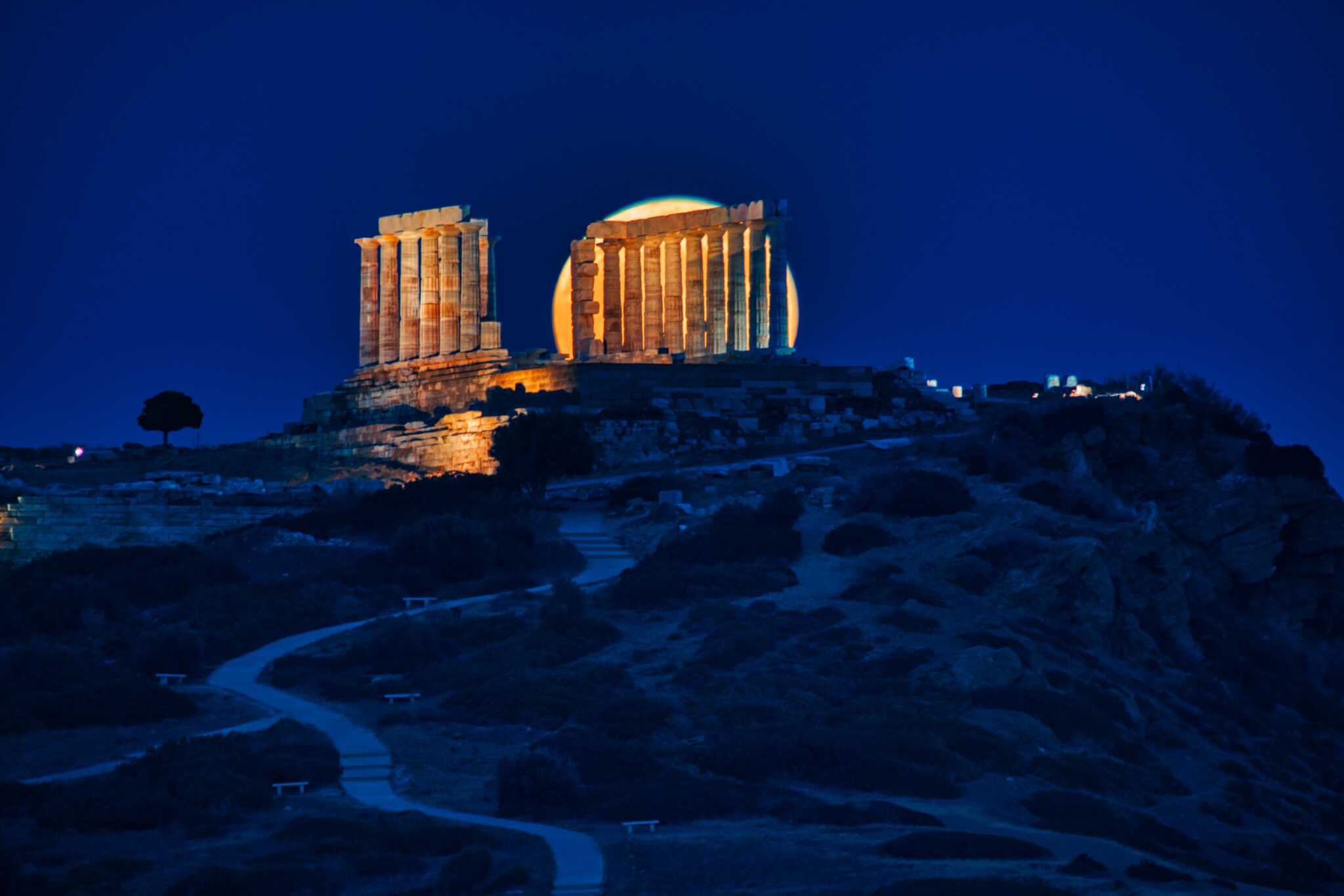 Ο Ναός του Ποσειδώνα φωτίζεται όπως του αξίζει από την METLEN- Δείτε live