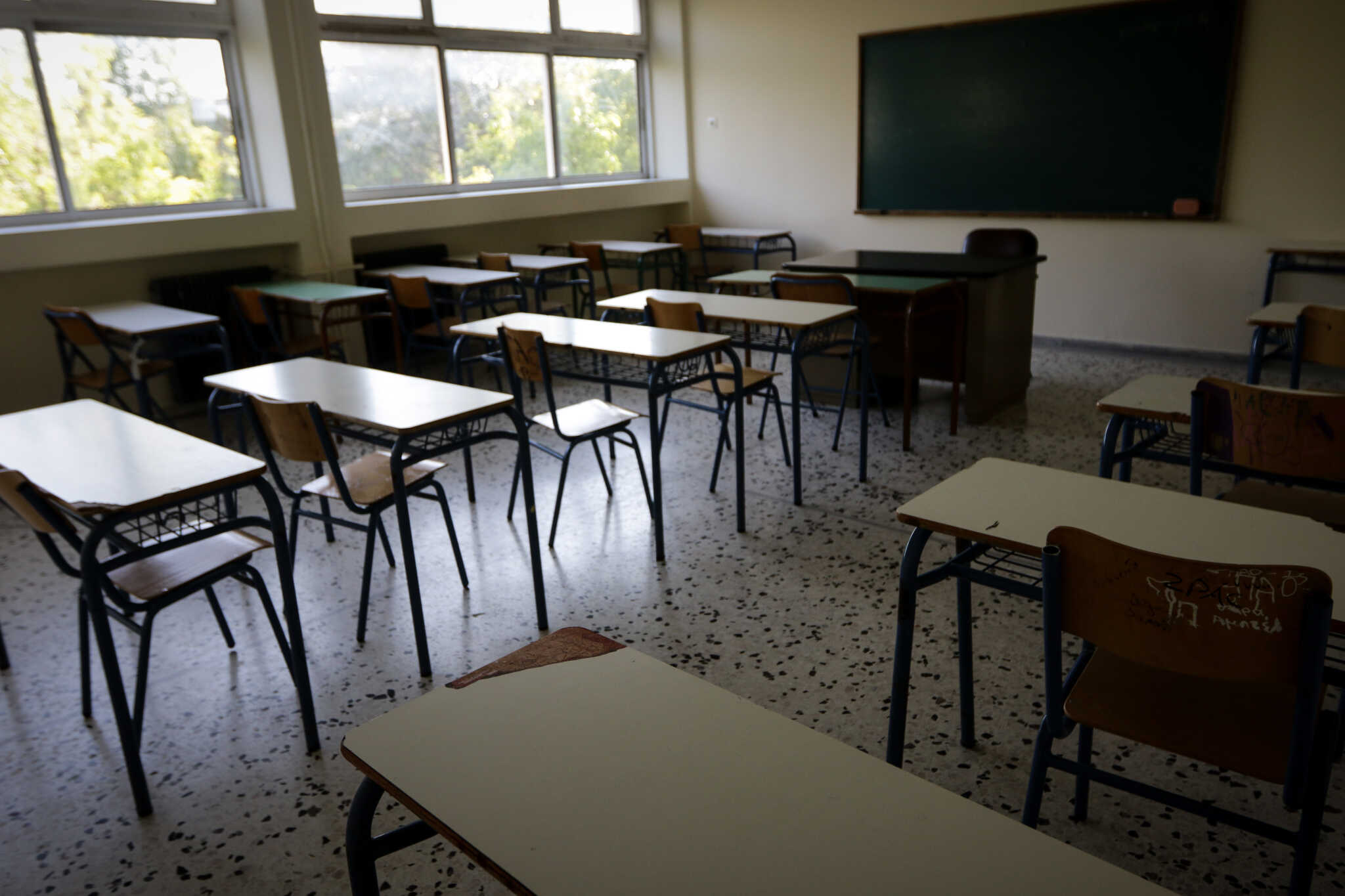 «Άνοιξε την τσάντα για να κλείσει το κινητό, το είχε ξεχάσει ανοιχτό» λέει ο πατέρας του 14χρονου μαθητή από την Πάτρα που τιμωρήθηκε με αποβολή