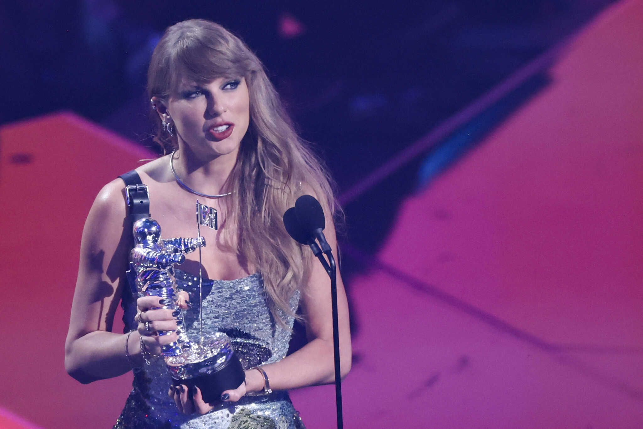 Τέιλορ Σουίφτ: Σάρωσε στα Video Music Awards του MTV και αποθέωσε τον Τράβις Κέλσι
