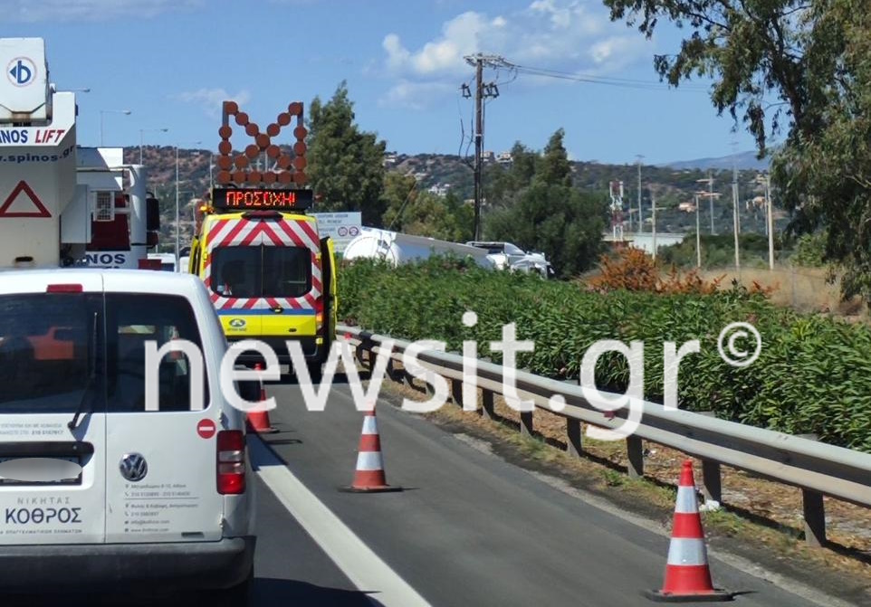 Μποτιλιάρισμα στην Αττική οδό λόγω τροχαίου: Βυτιοφόρο συγκρούστηκε με αυτοκίνητο