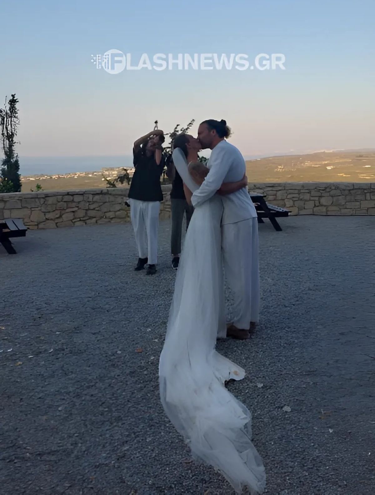 Ευρυδίκη Βαλαβάνη και Γρηγόρης Μόργκαν παντρεύτηκαν στα Χανιά – Δίπλα της και οι συντελεστές της εκπομπής «Ακόμα δεν είδες τίποτα»