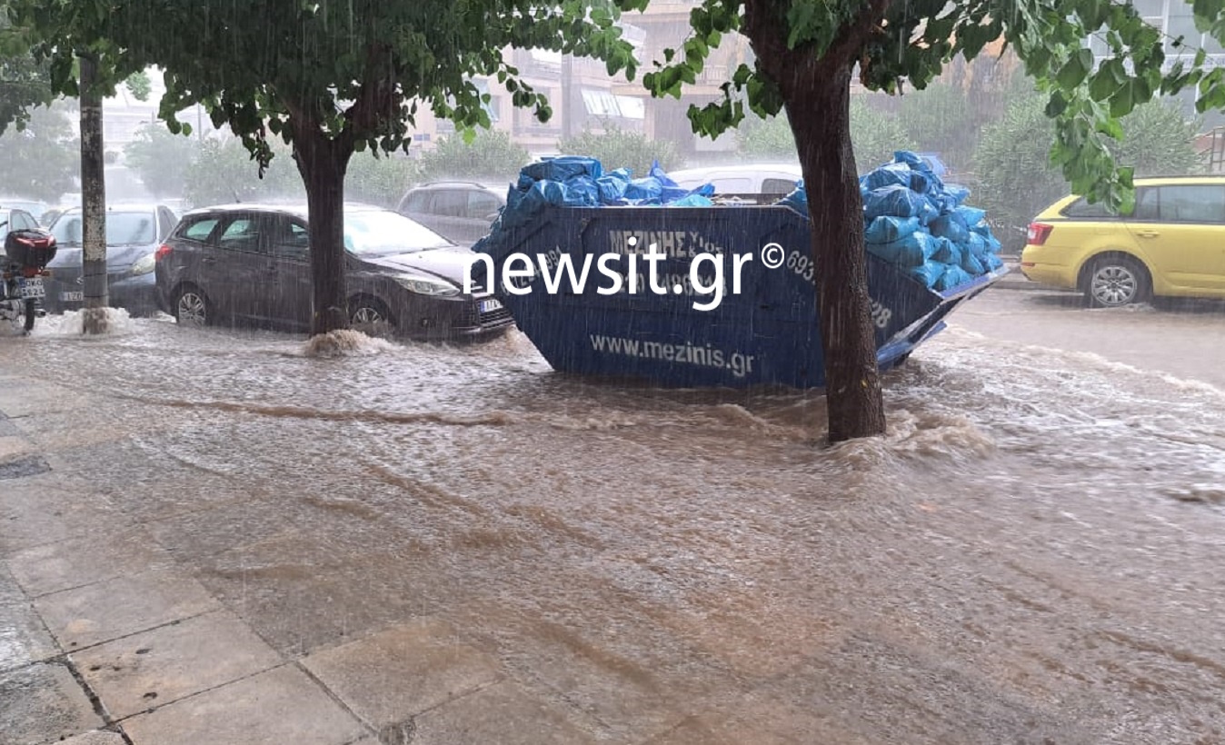 Η κακοκαιρία «Atena» σάρωσε στην Αττική, ζευγάρι ανέβηκε στην οροφή του αυτοκινήτου για να σωθεί από τα ορμητικά νερά