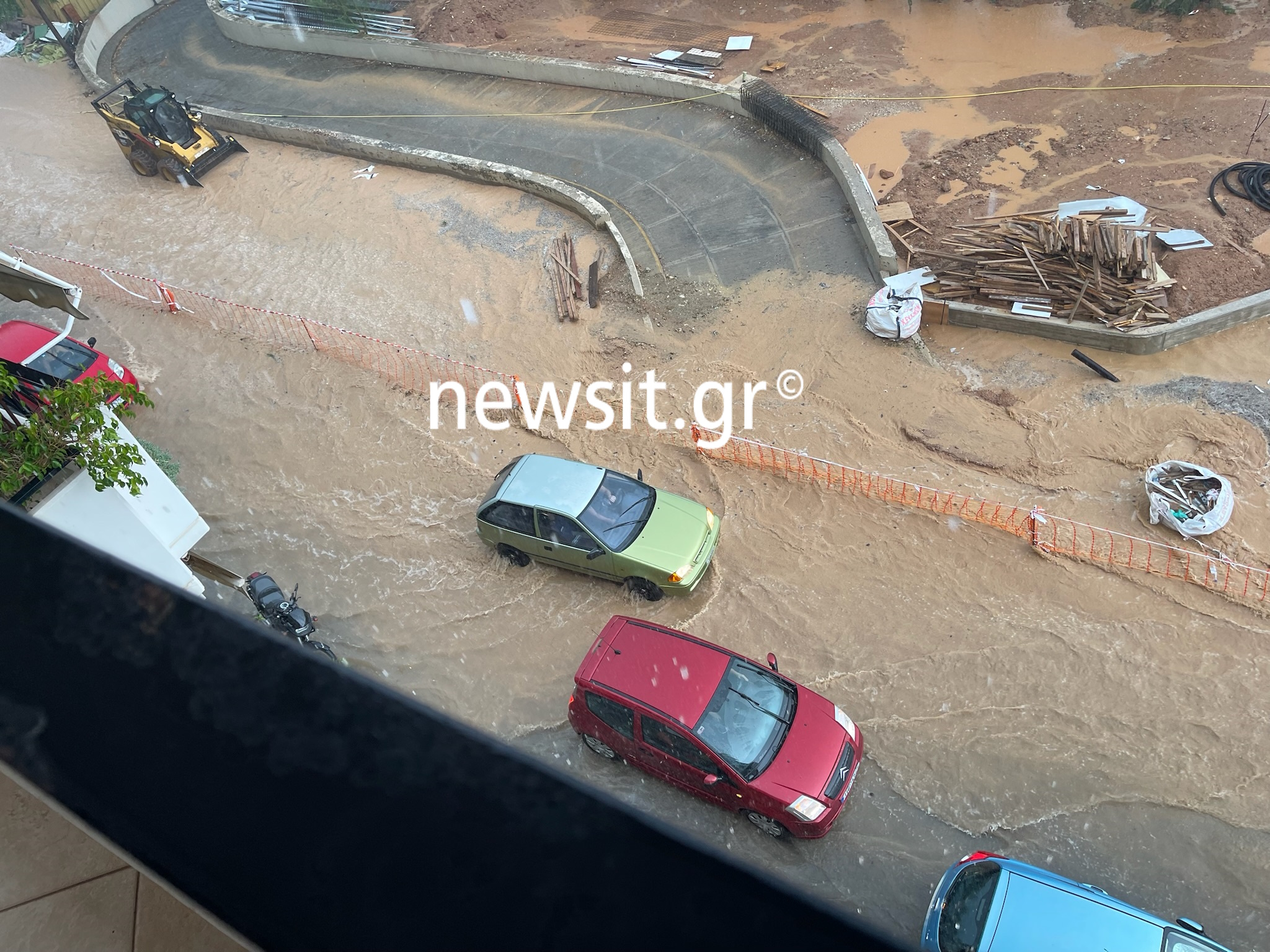 Η κακοκαιρία «Atena» σάρωσε στην Αττική, ζευγάρι ανέβηκε στην οροφή του αυτοκινήτου για να σωθεί από τα ορμητικά νερά