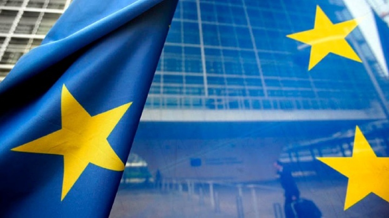 w29-120241euFlag800454