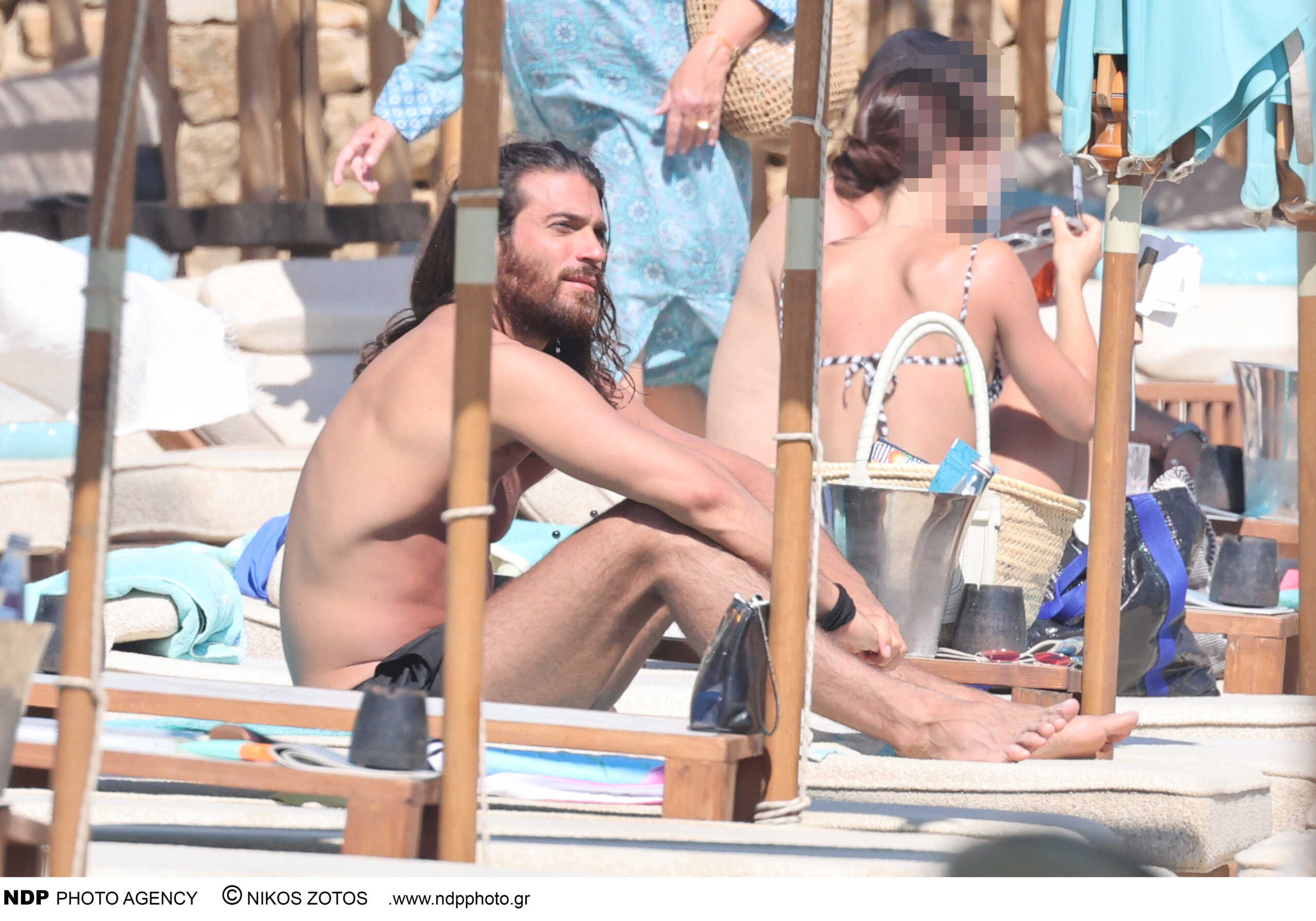 Ποιος είναι ο Τούρκος ηθοποιός και δικηγόρος που κέντρισε τα βλέμματα σε παραλία της Μυκόνου - Δείτε εικόνες