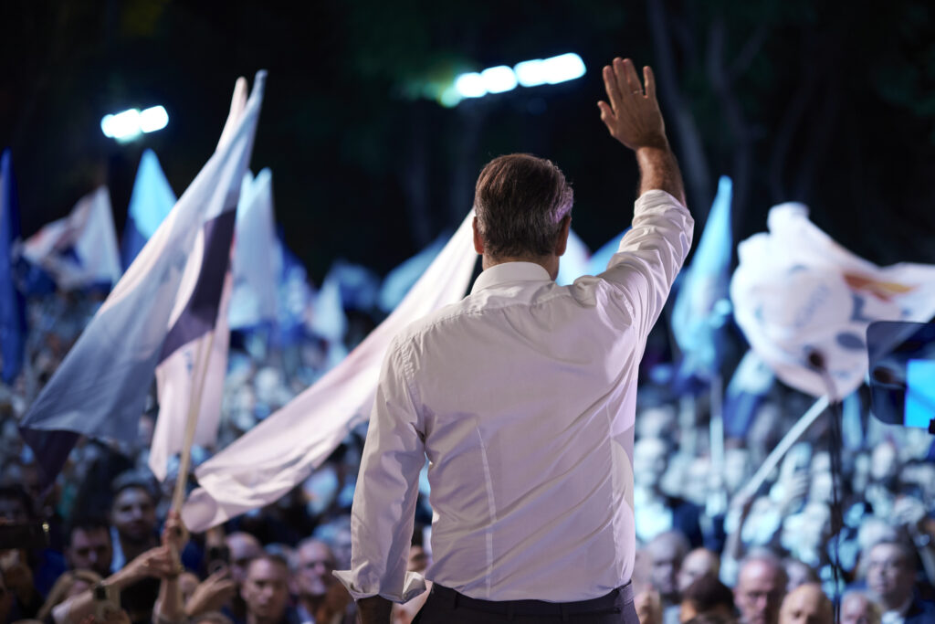 Κ. Μητσοτάκης από Ρηγίλλης: «Η Νέα Δημοκρατία δεν κοιτά ούτε αριστερά, ούτε δεξιά, παρά μόνο μπροστά» 2 Κ. Μητσοτάκης από Ρηγίλλης: «Η Νέα Δημοκρατία δεν κοιτά ούτε αριστερά, ούτε δεξιά, παρά μόνο μπροστά»