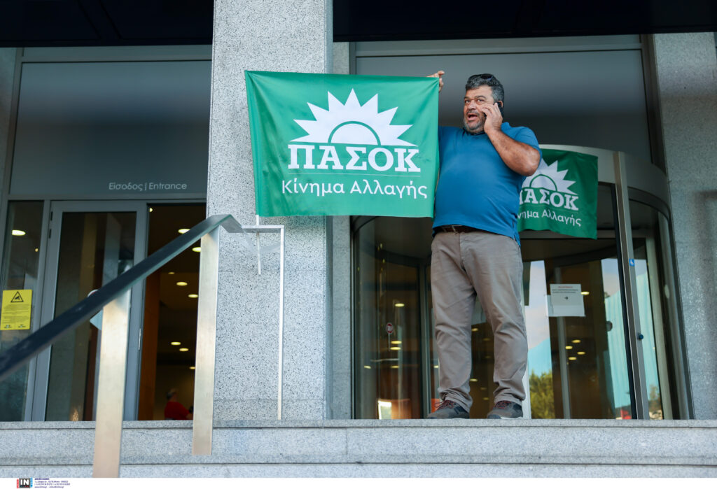 Εκλογές στο ΠΑΣΟΚ: Φωτογραφικά στιγμιότυπα που ξεχώρισαν από τη σημερινή διαδικασία 14 Εκλογές στο ΠΑΣΟΚ: Φωτογραφικά στιγμιότυπα που ξεχώρισαν από τη σημερινή διαδικασία