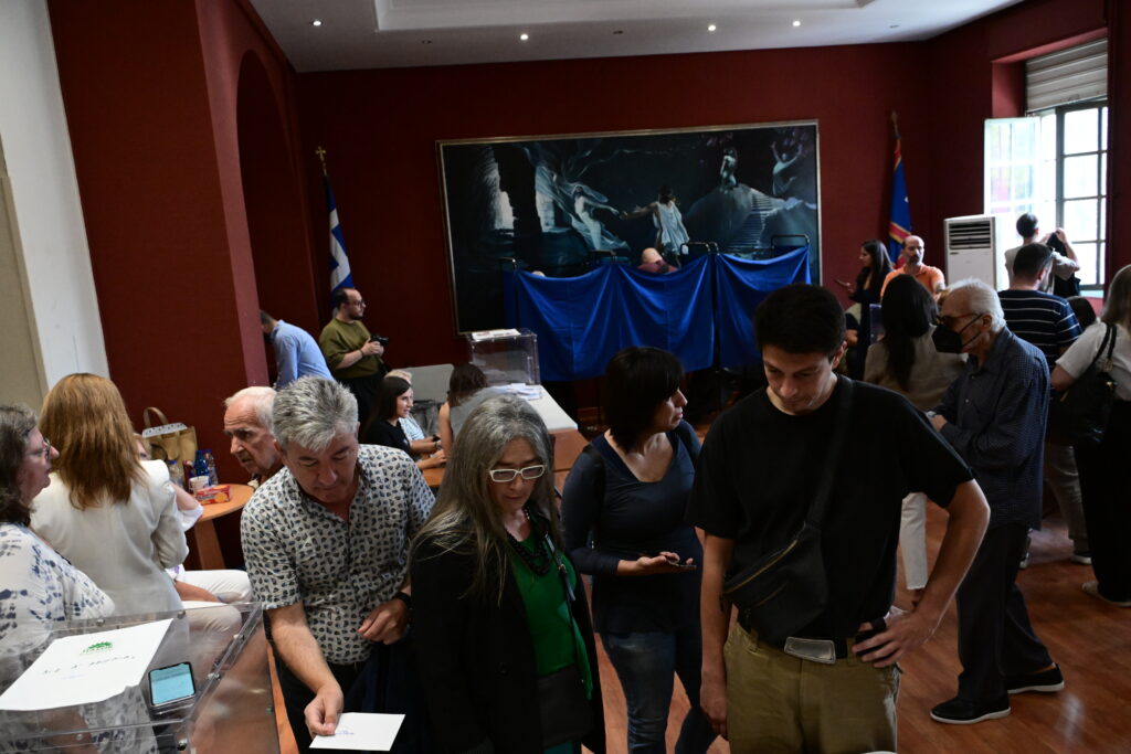 Εκλογές στο ΠΑΣΟΚ: Φωτογραφικά στιγμιότυπα που ξεχώρισαν από τη σημερινή διαδικασία 20 Εκλογές στο ΠΑΣΟΚ: Φωτογραφικά στιγμιότυπα που ξεχώρισαν από τη σημερινή διαδικασία