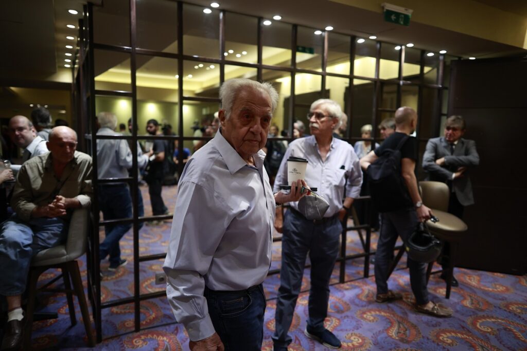 ΣΥΡΙΖΑ: Ξεκίνησε σε φορτισμένη ατμόσφαιρα η ΚΕ – Προηγήθηκαν ένταση και λογομαχίες 6 ΣΥΡΙΖΑ: Ξεκίνησε σε φορτισμένη ατμόσφαιρα η ΚΕ – Προηγήθηκαν ένταση και λογομαχίες